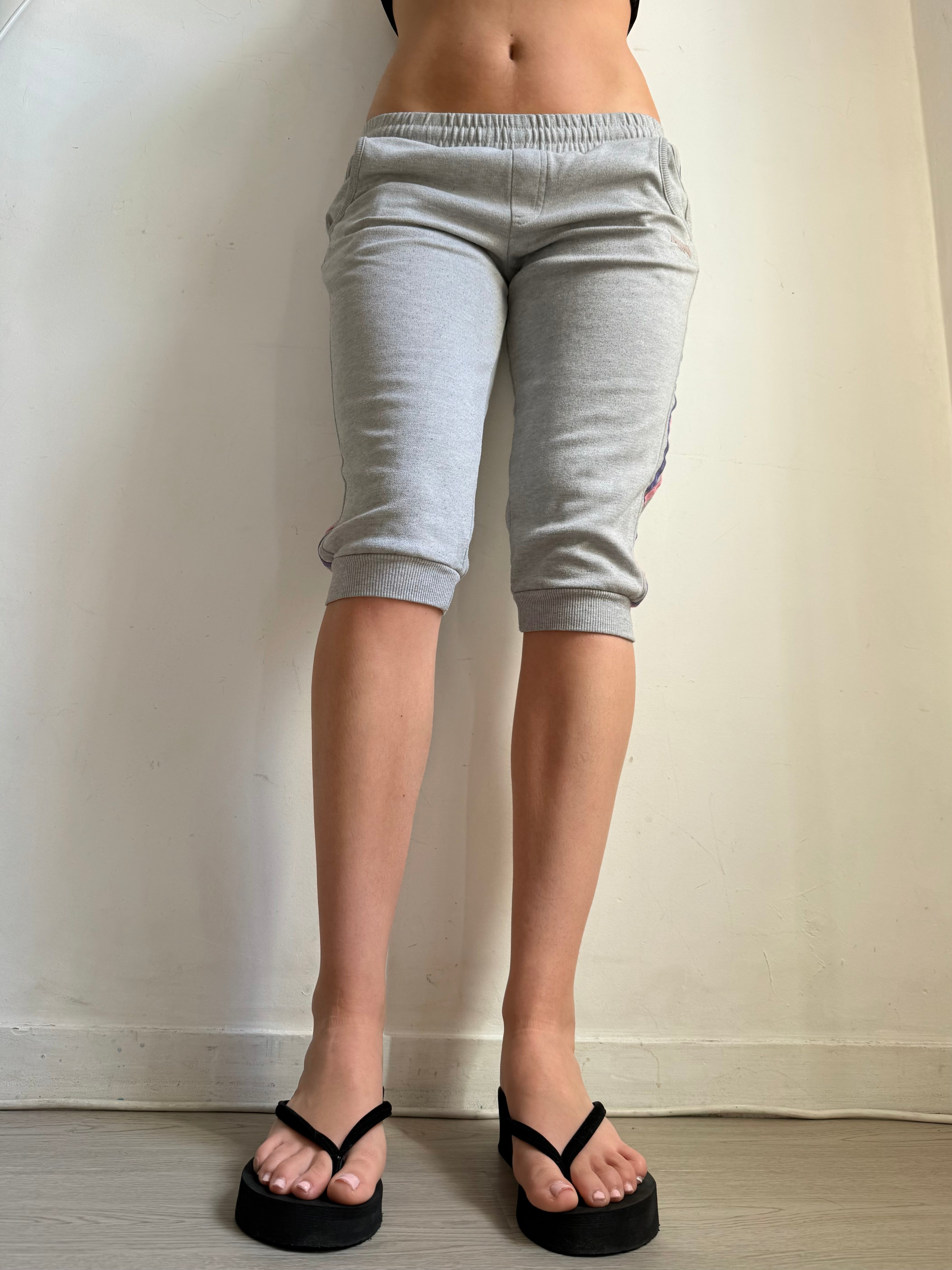 Grey low rise activewear capri pants (XS/S)