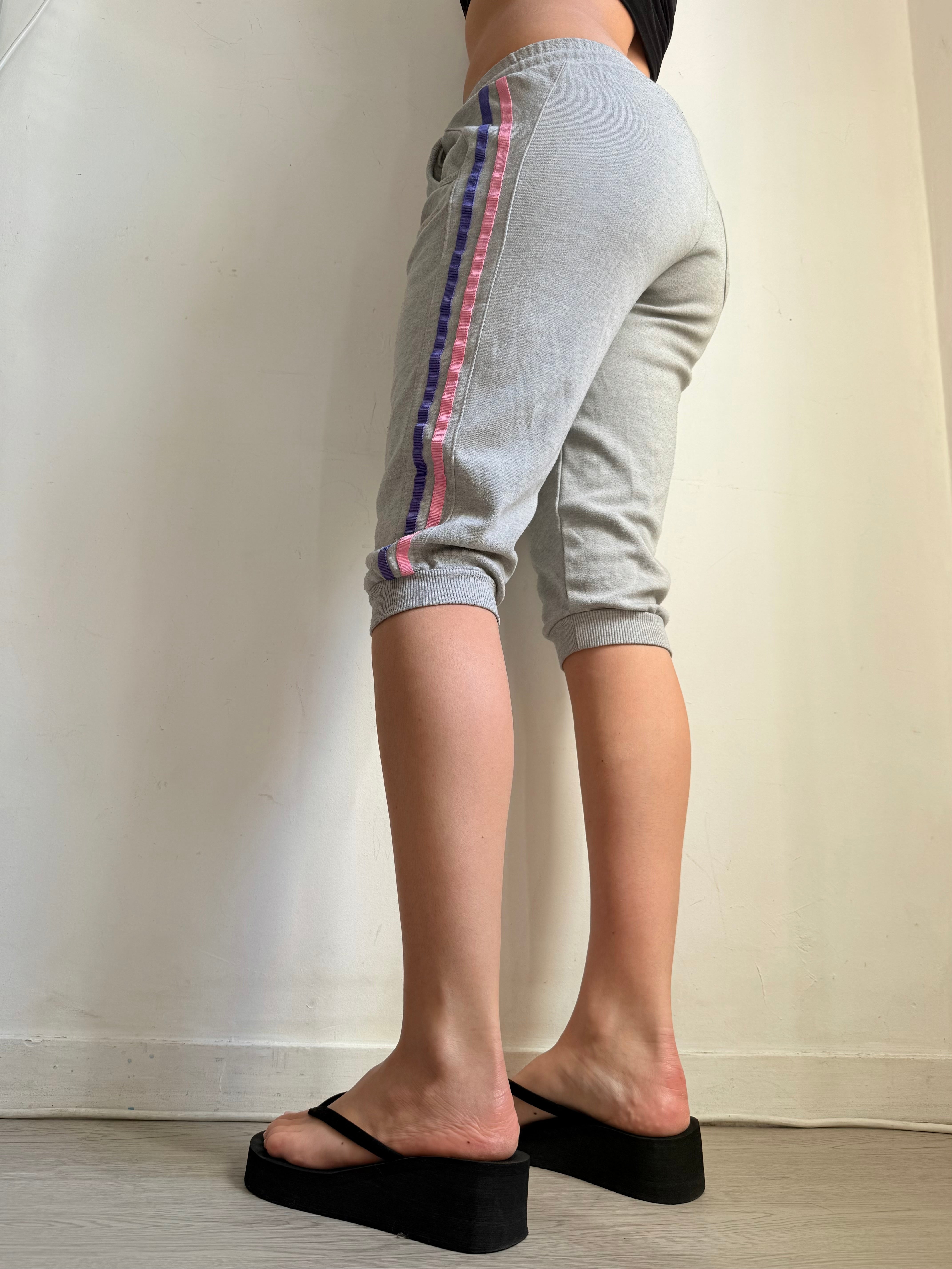 Grey low rise activewear capri pants (XS/S)