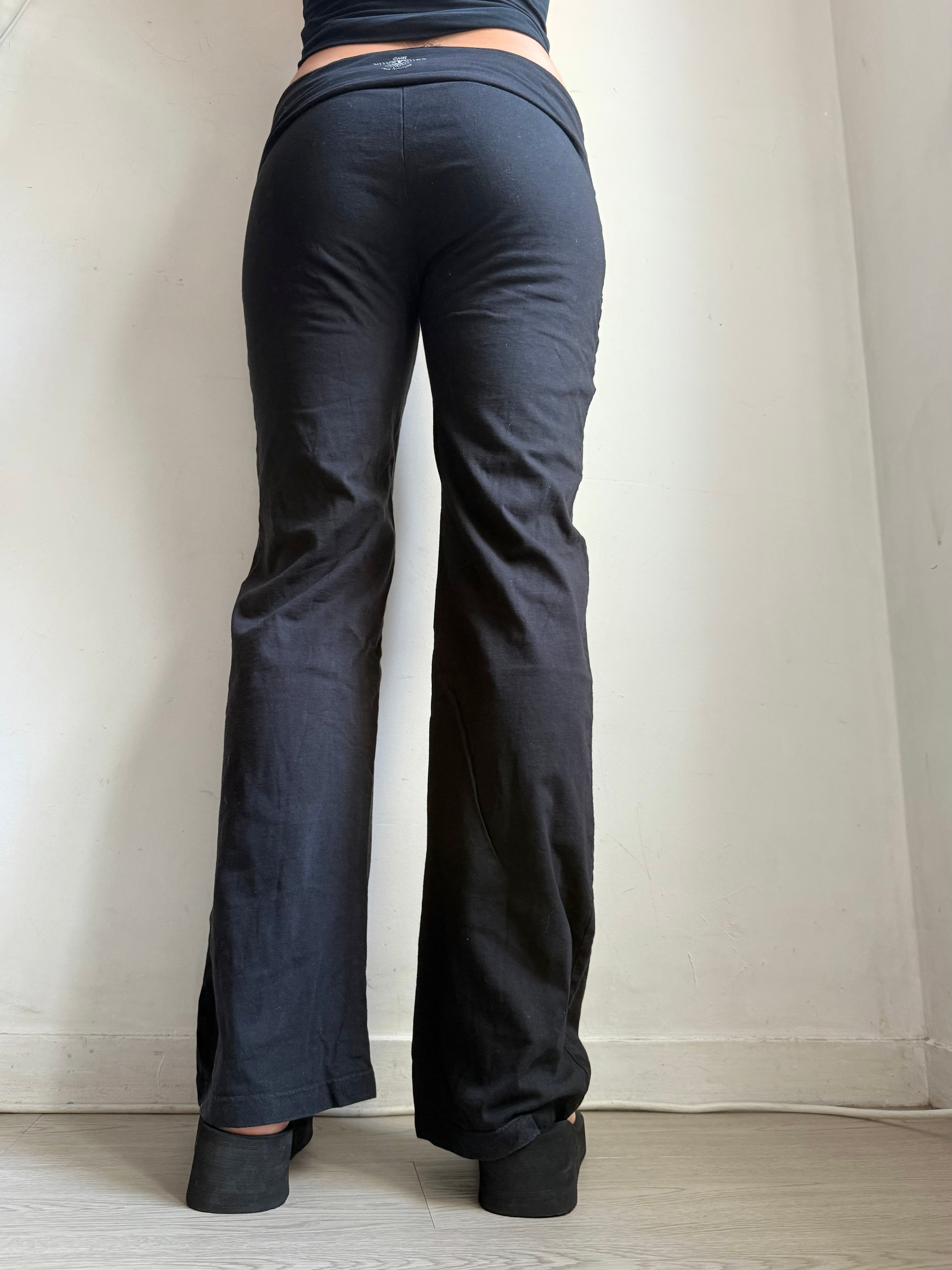 Black ultra low rise activewear pants (M)