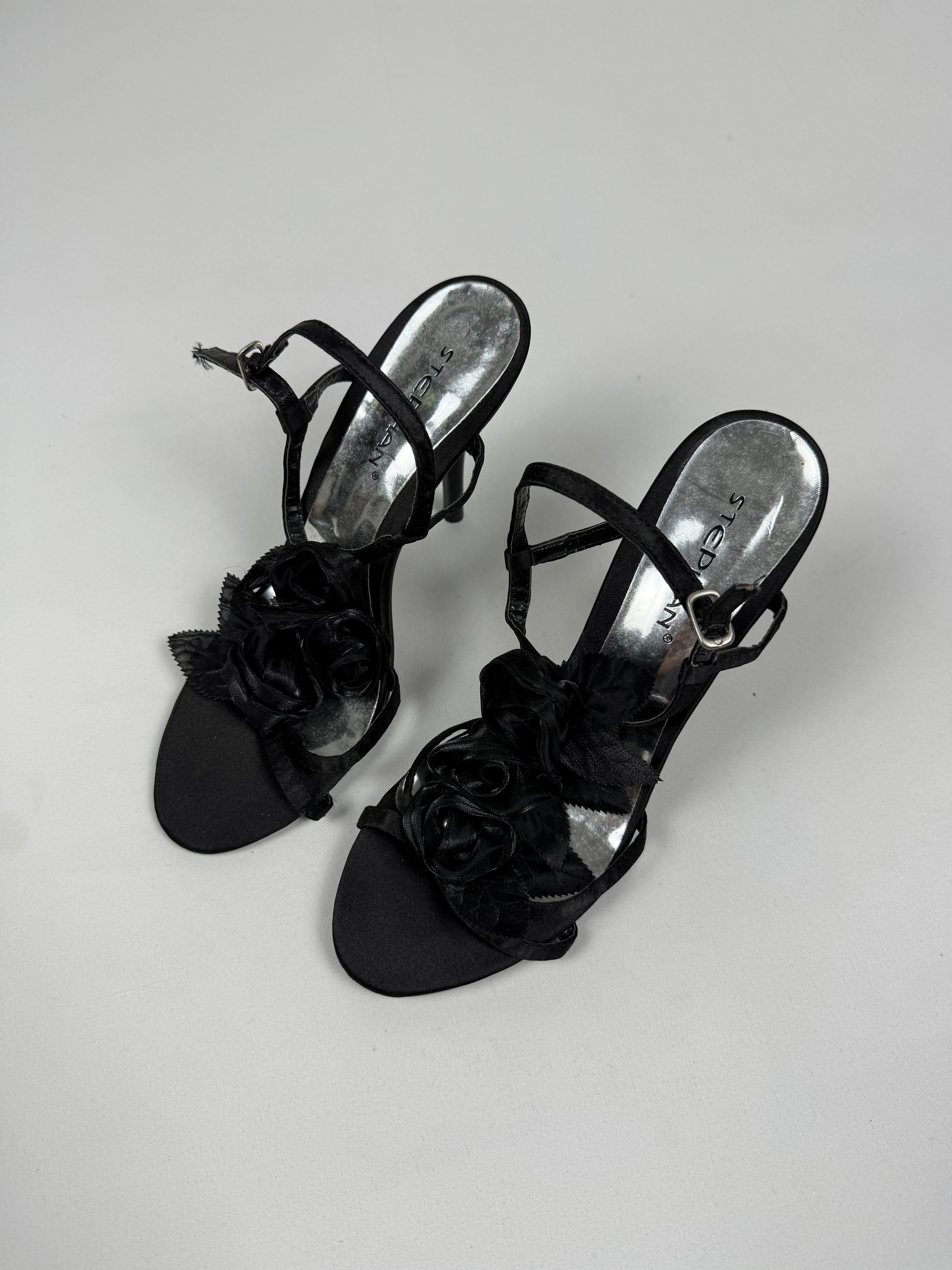 Black flower appliquée heels (39)