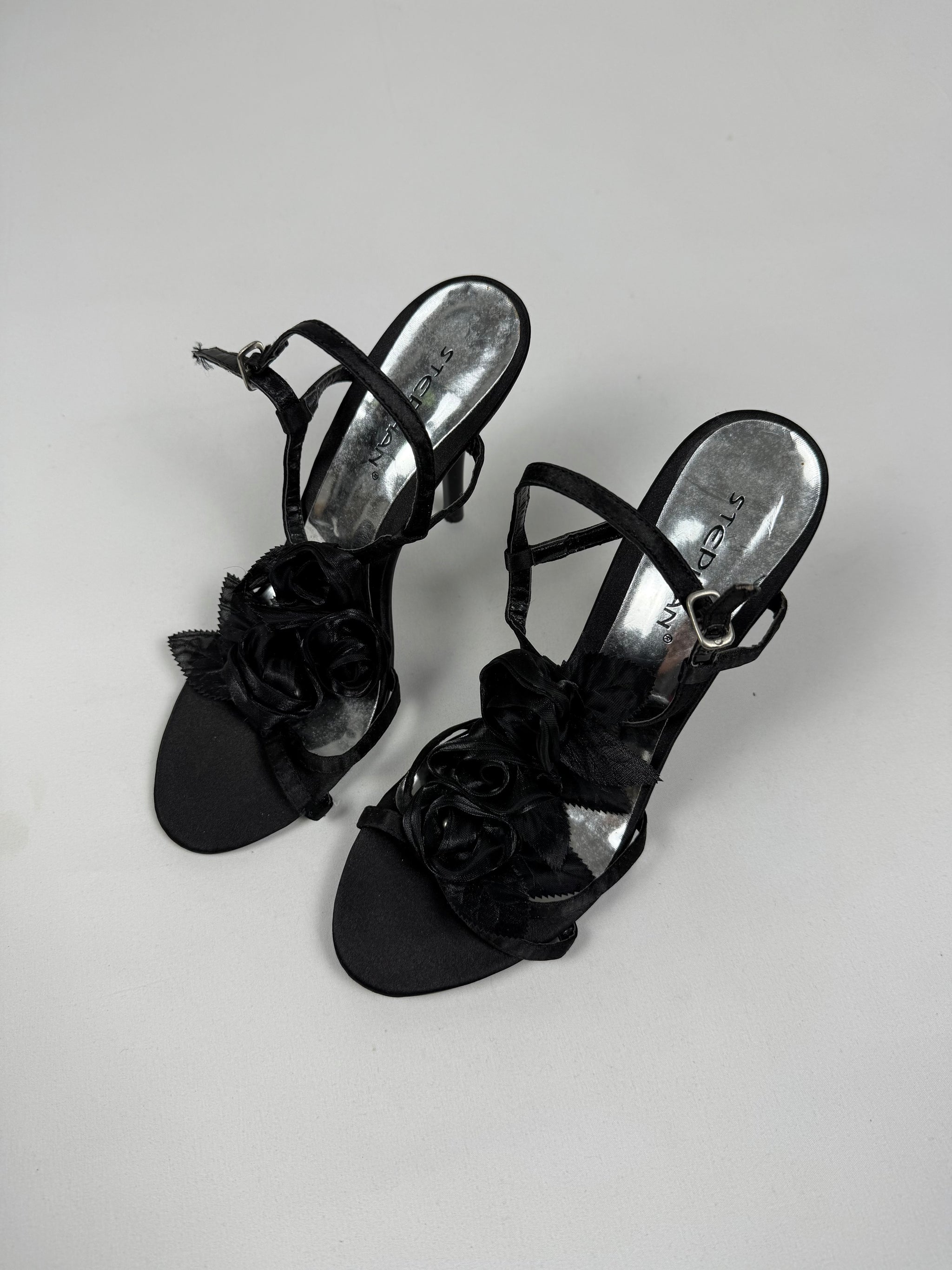 Black flower appliquée heels (39)