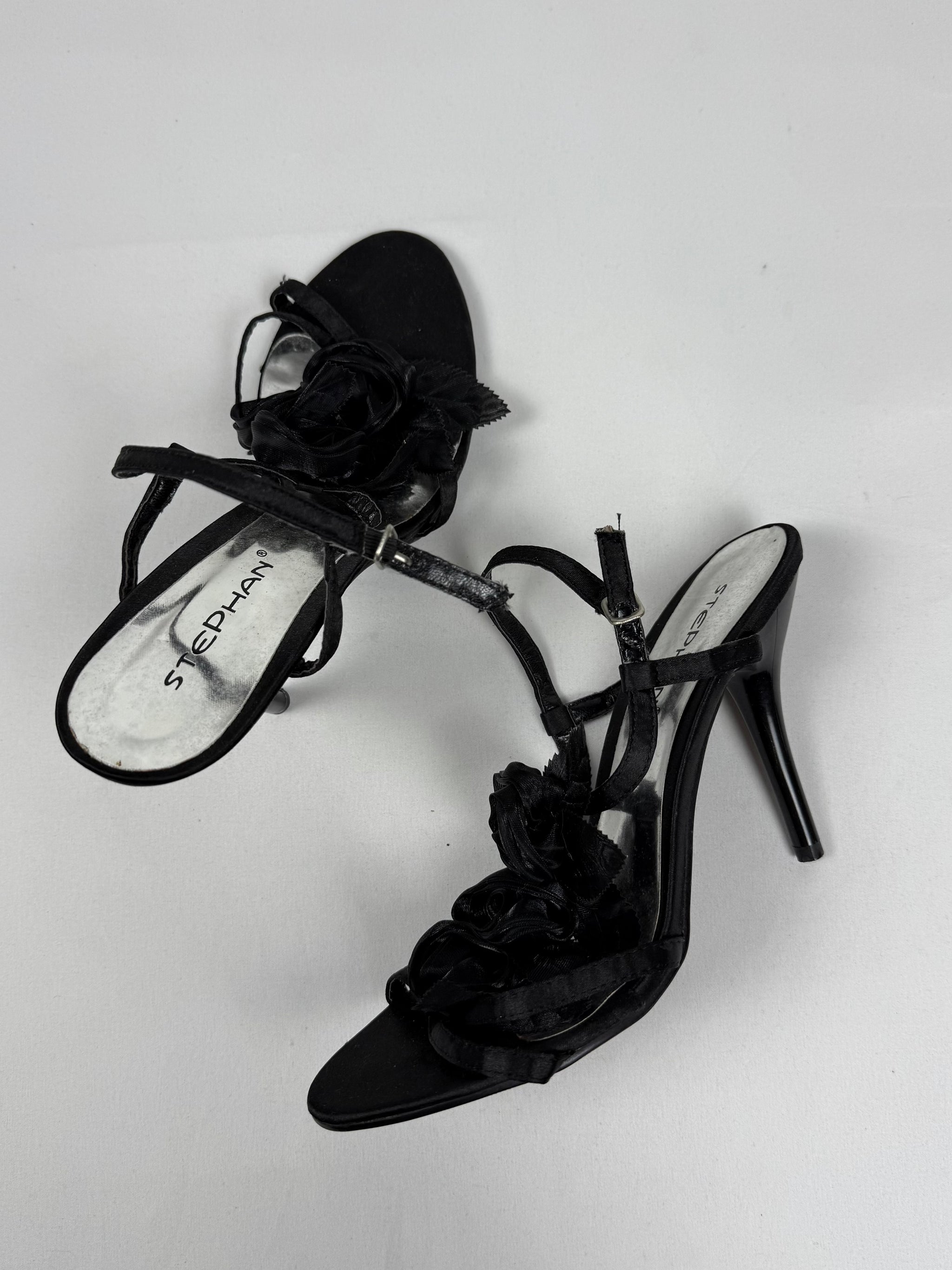 Black flower appliquée heels (39)