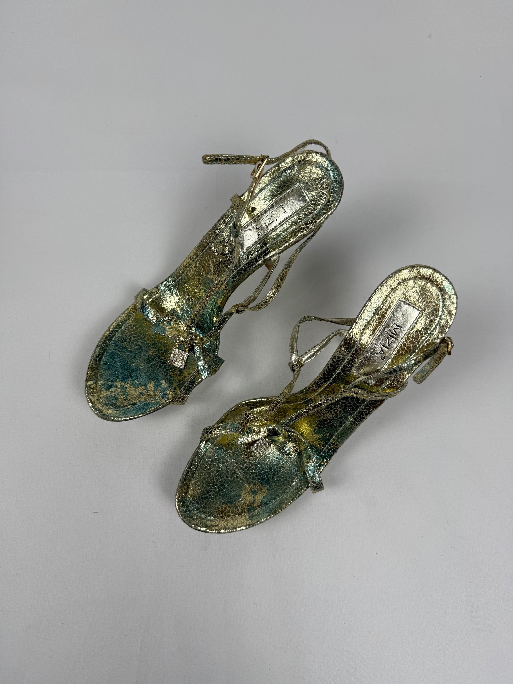Gold padlock heels (39)