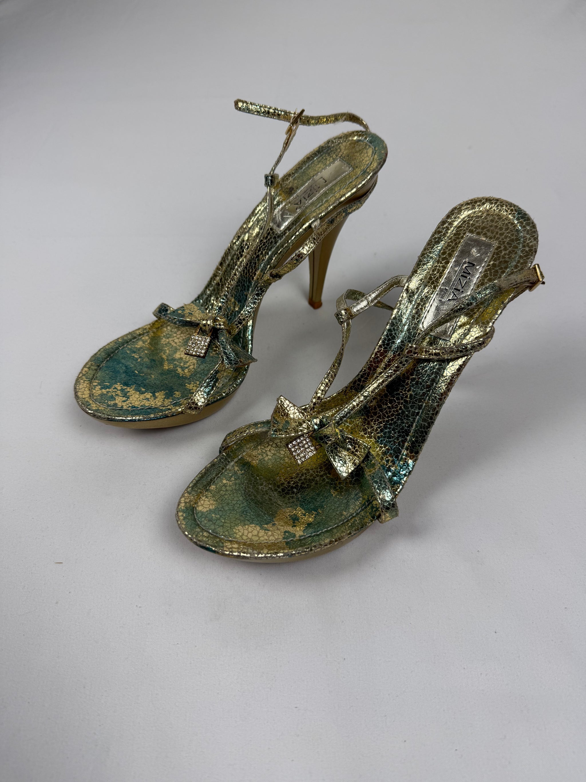Gold padlock heels (39)