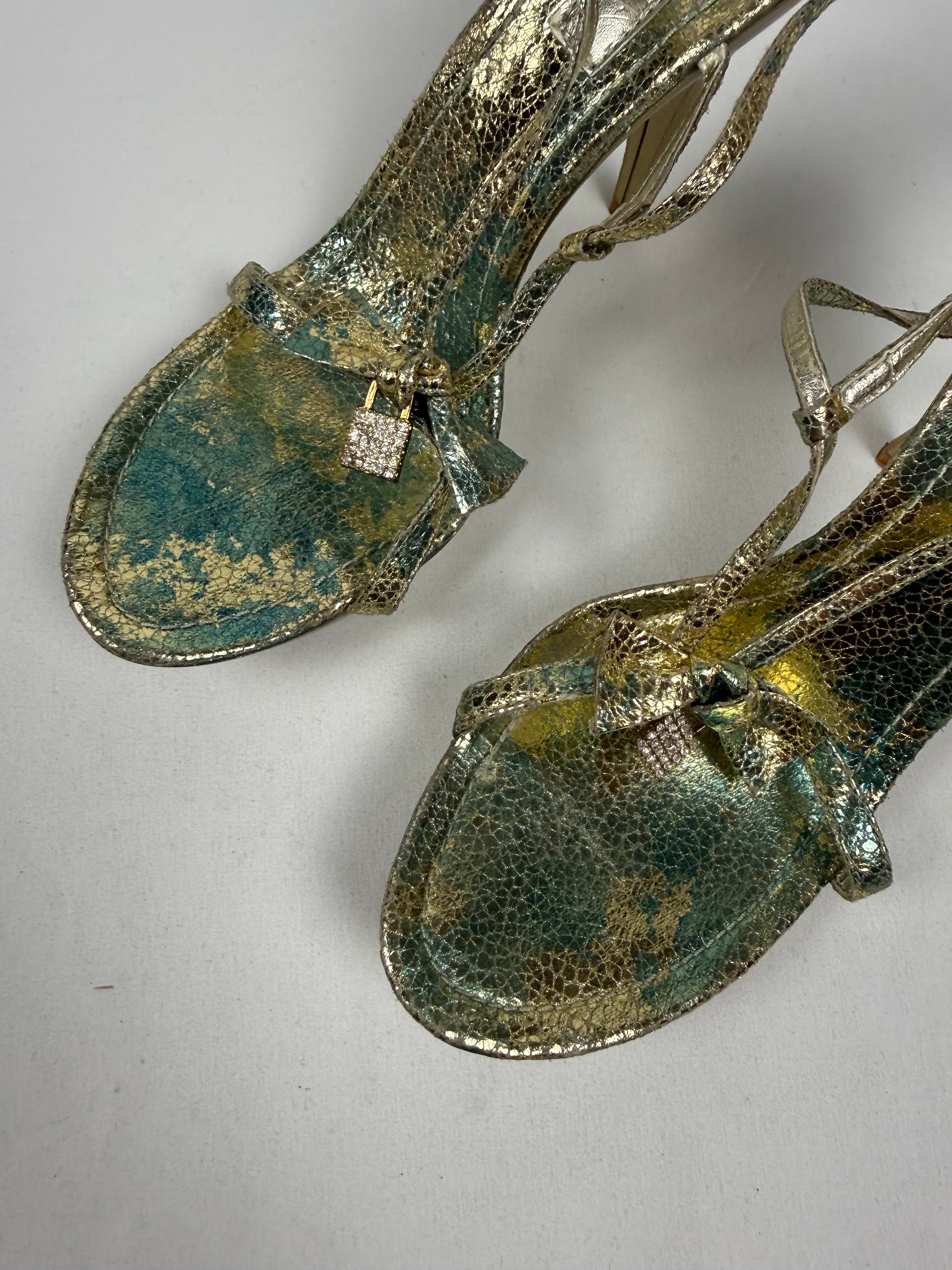 Gold padlock heels (39)