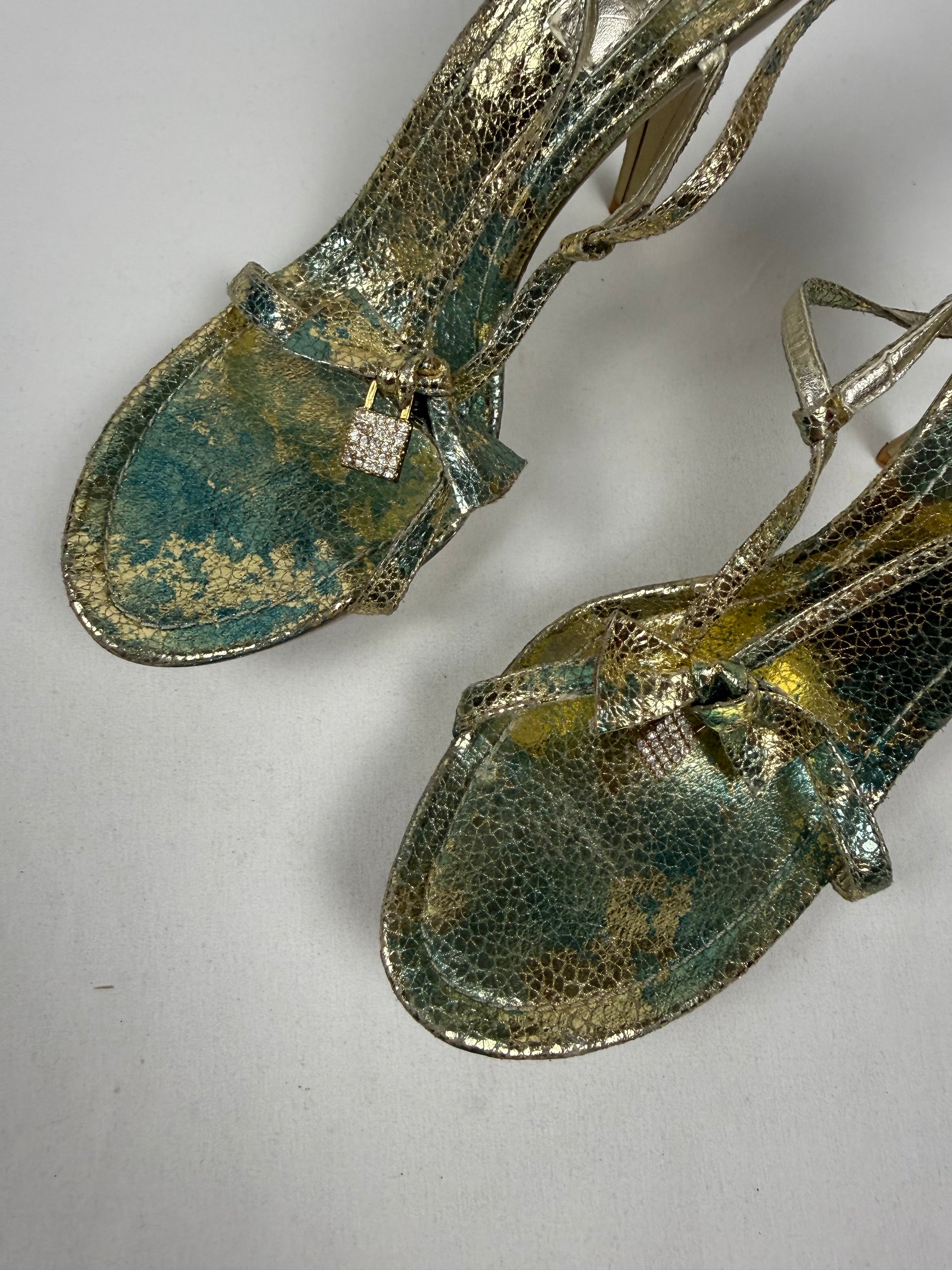 Gold padlock heels (39)