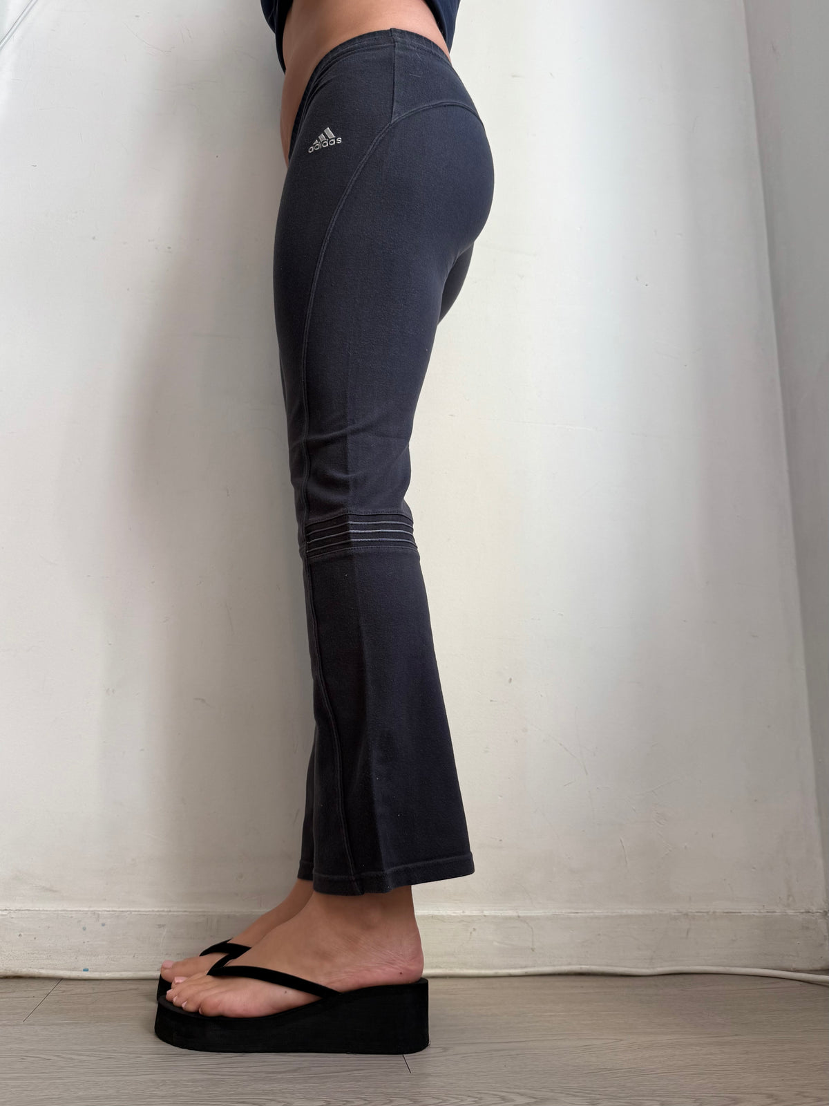 Dark grey low rise activewear pants (XS)