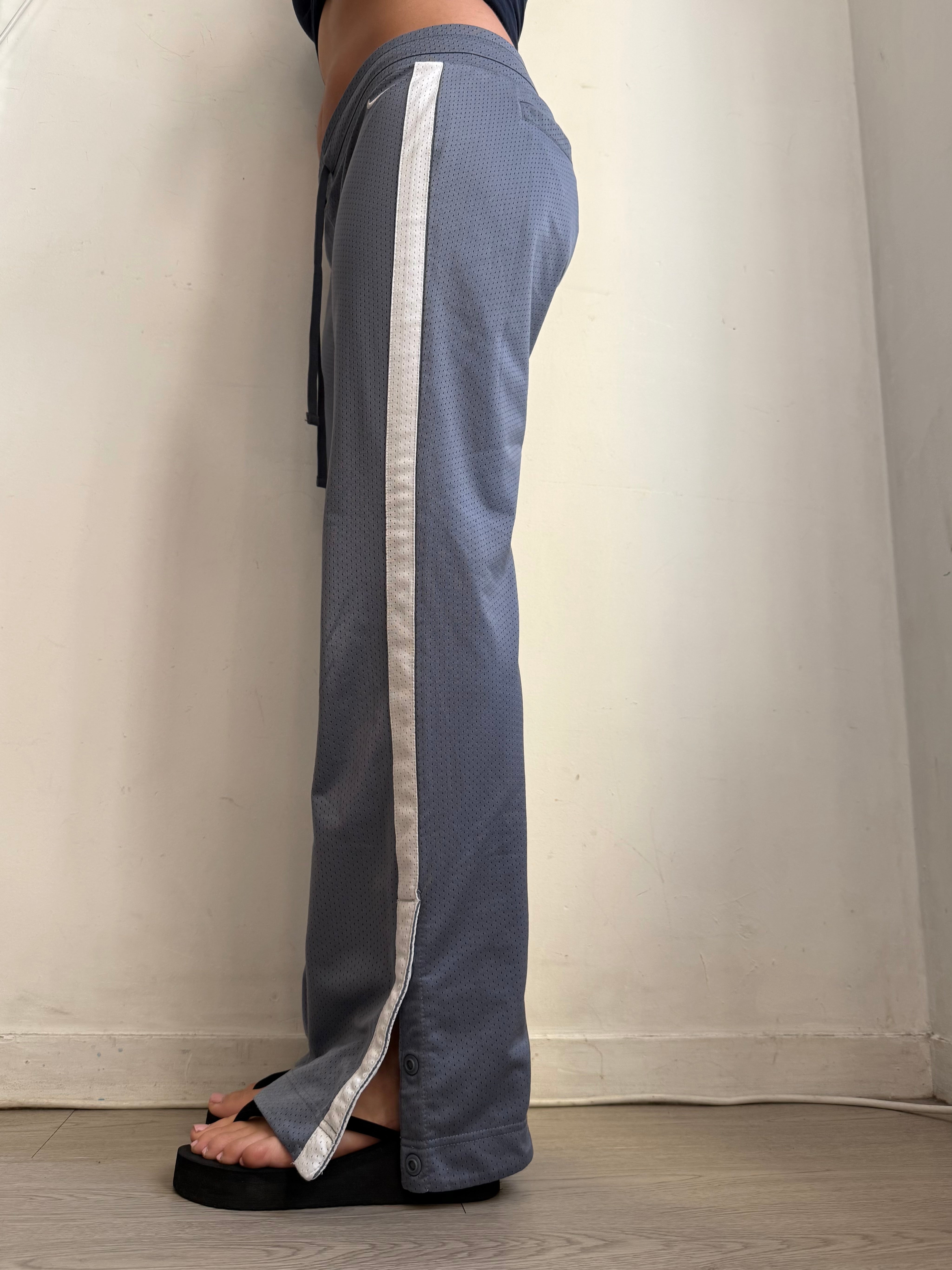 Grey low rise activewear pants (M)