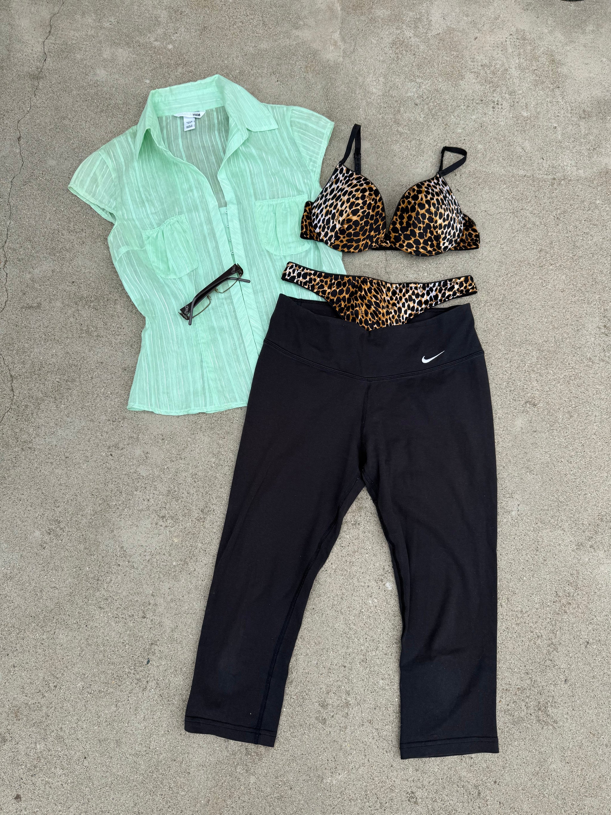 Black stretchy activewear capri pants (XS/S)