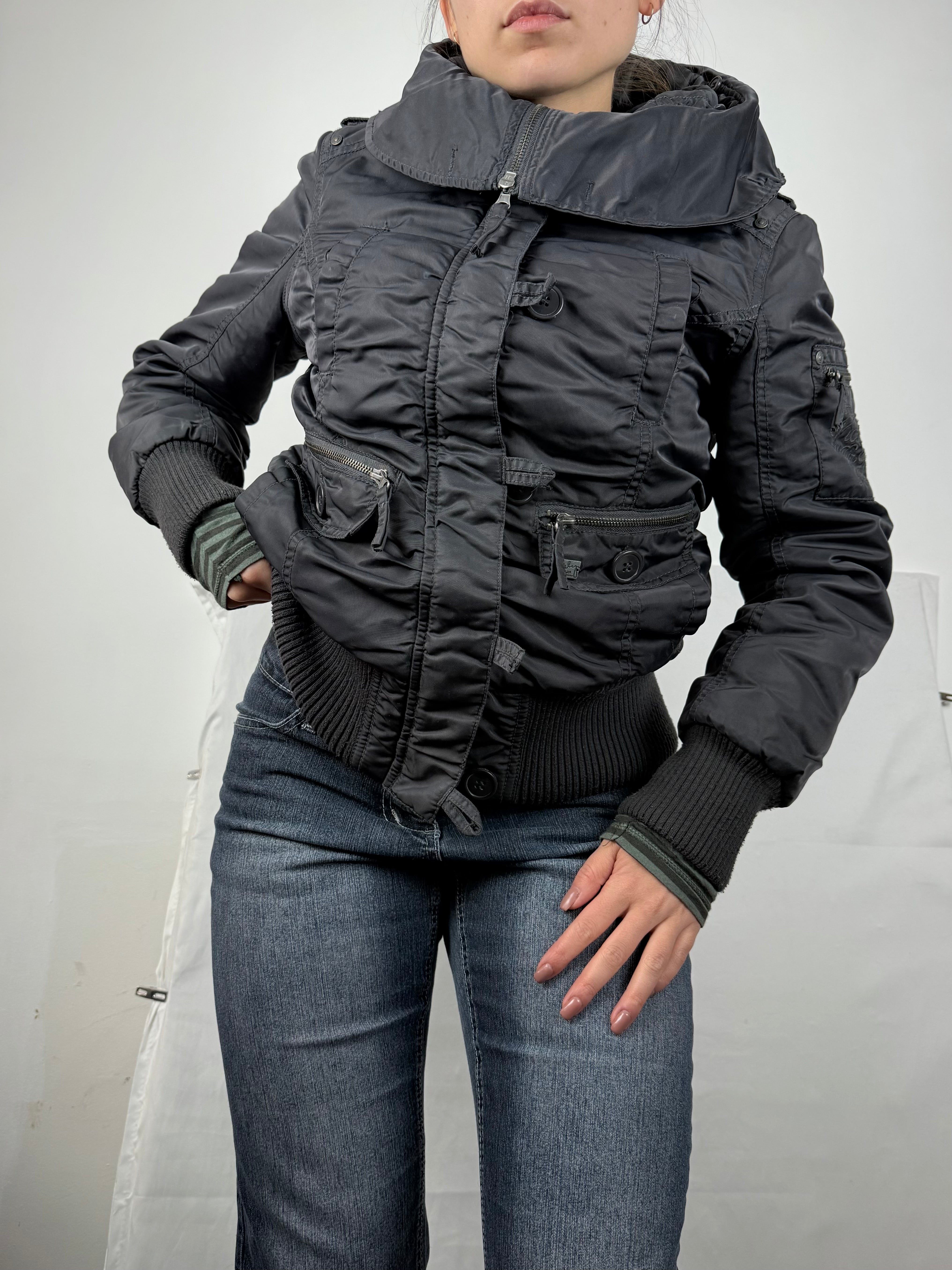Black hooded puffer jacket (M)