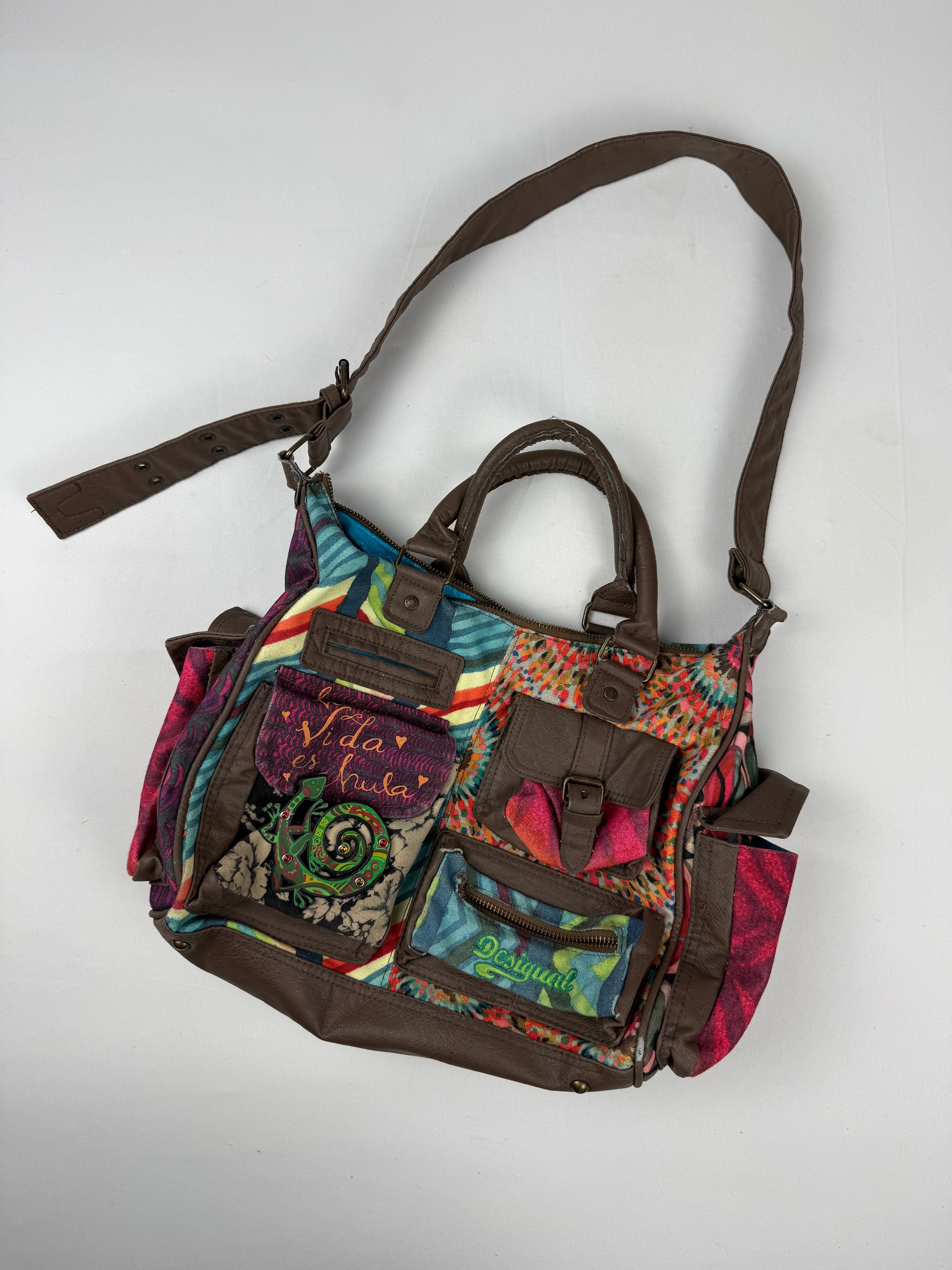 Sac à bandoulière gris avec breloques (20x38 cm)