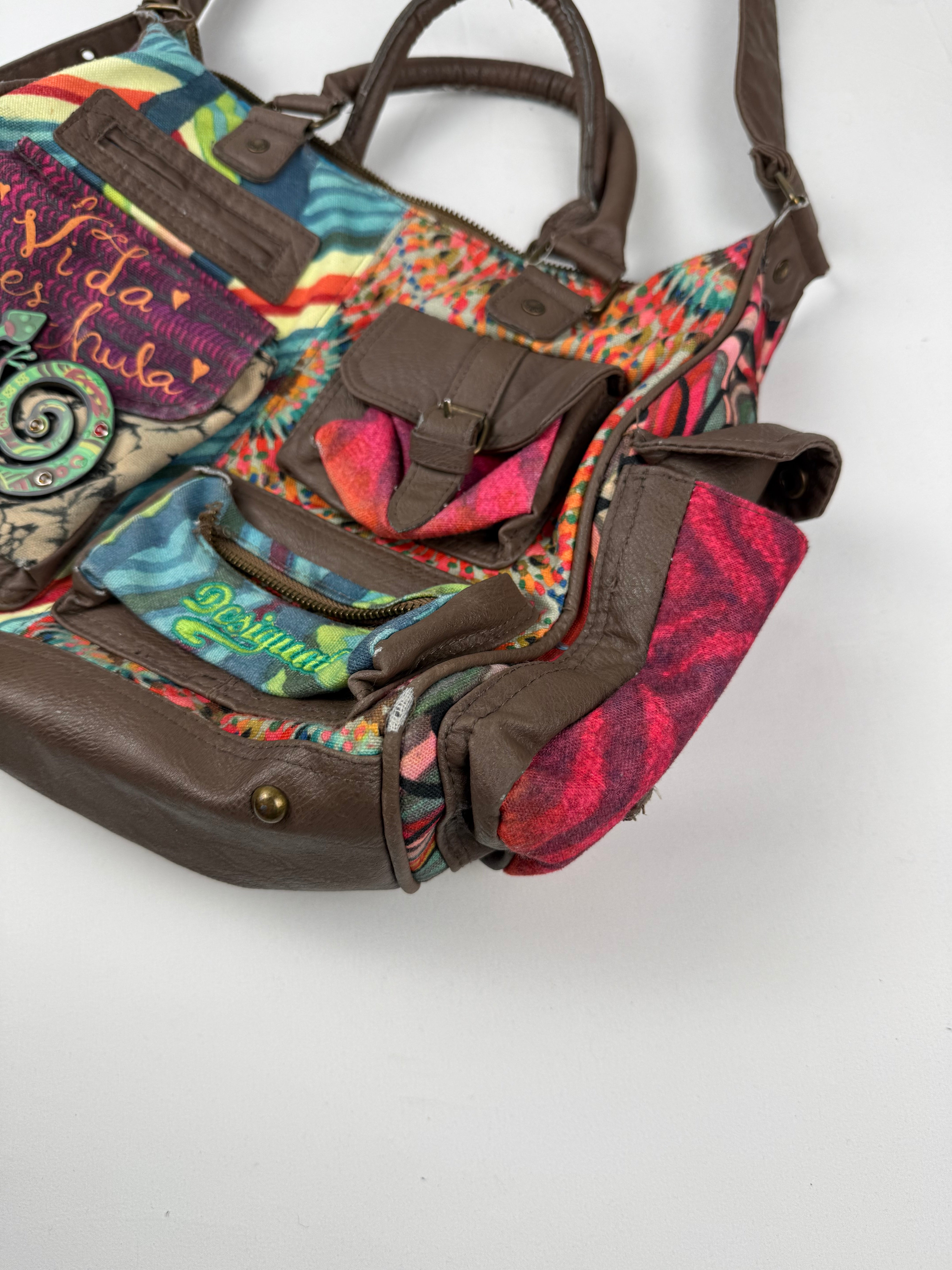 Sac à bandoulière gris avec breloques (20x38 cm)