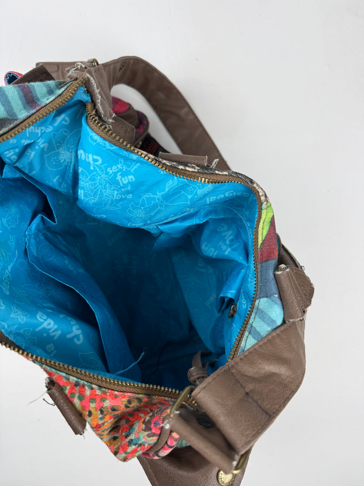 Sac à bandoulière gris avec breloques (20x38 cm)