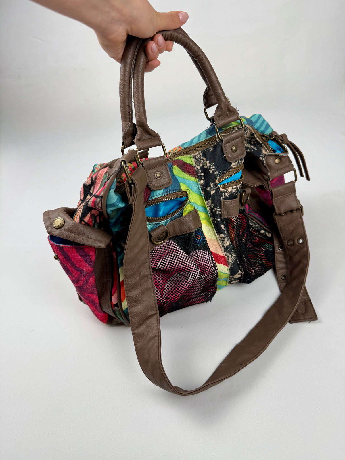 Sac à bandoulière gris avec breloques (20x38 cm)