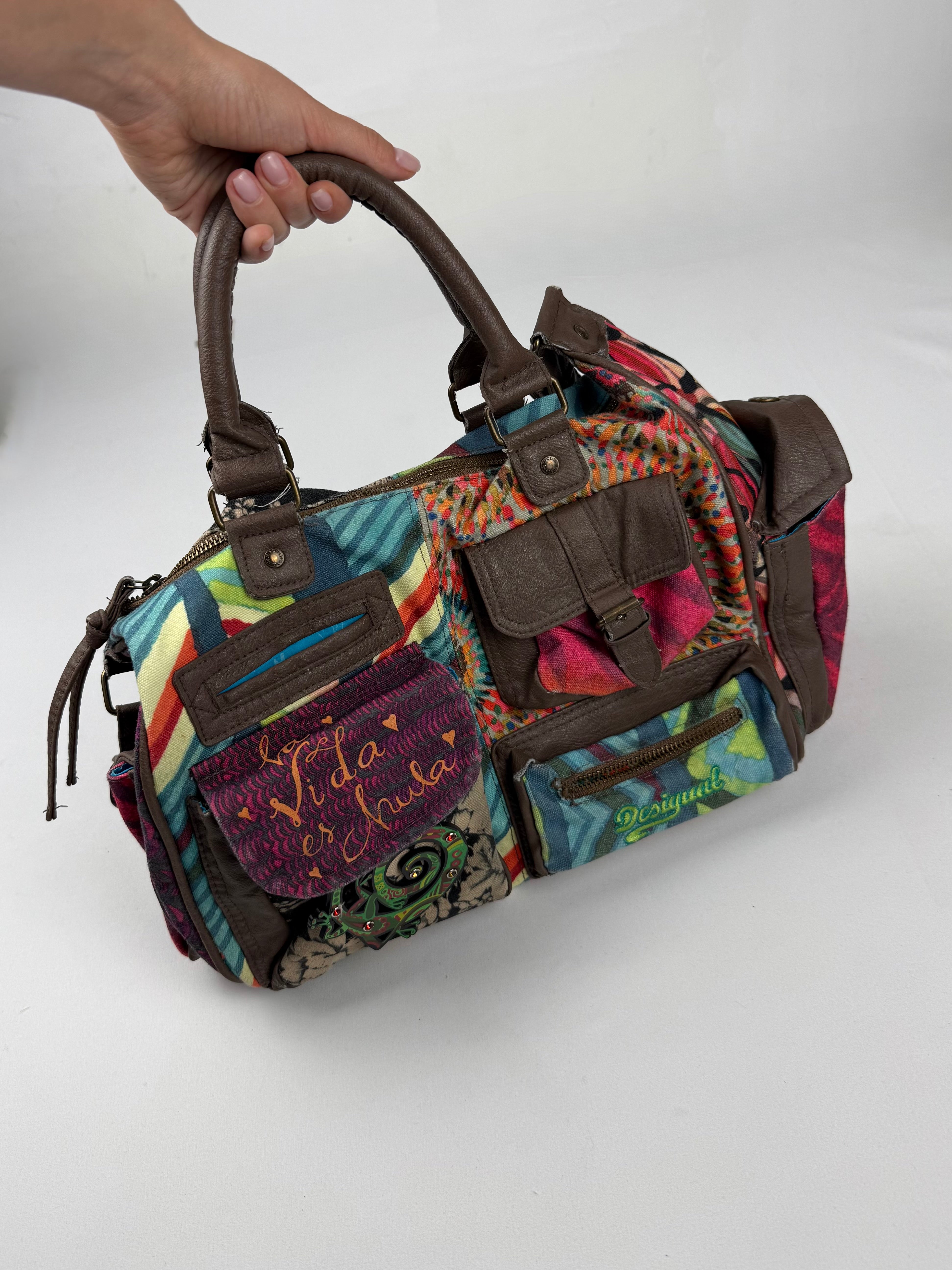 Sac à bandoulière gris avec breloques (20x38 cm)