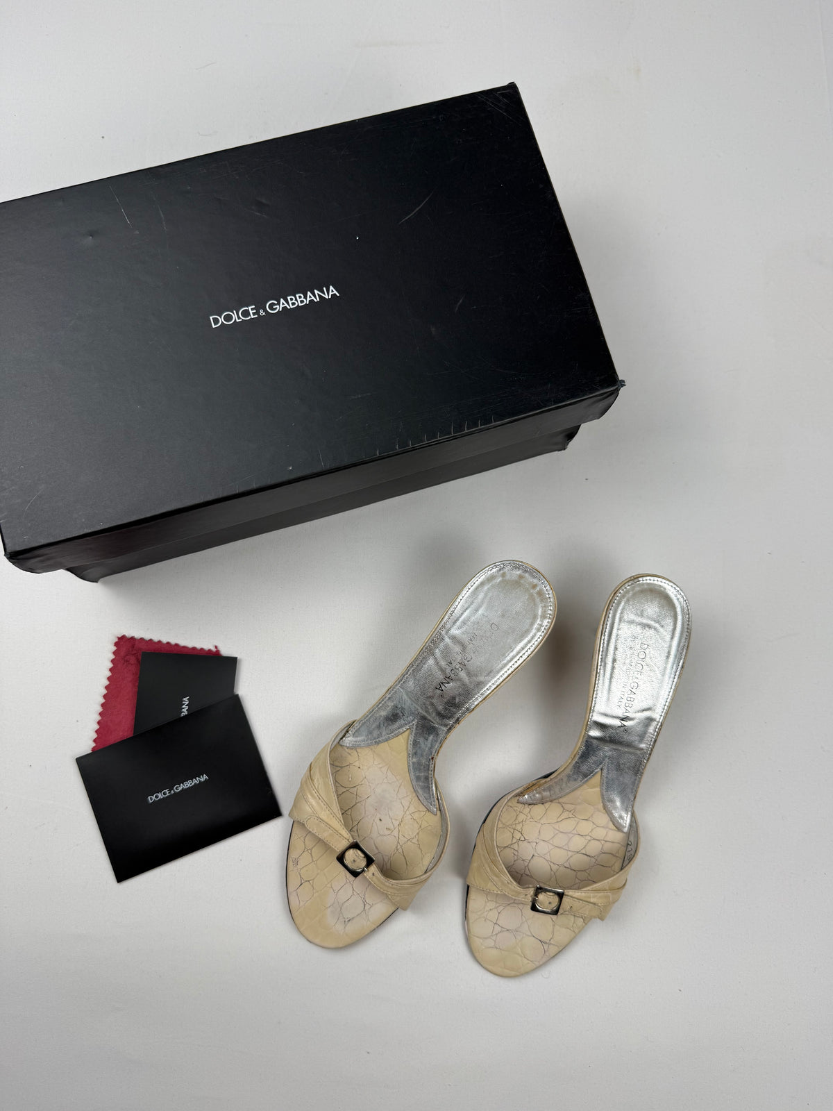 Escarpins en cuir véritable beige avec fleurs appliquées (40)