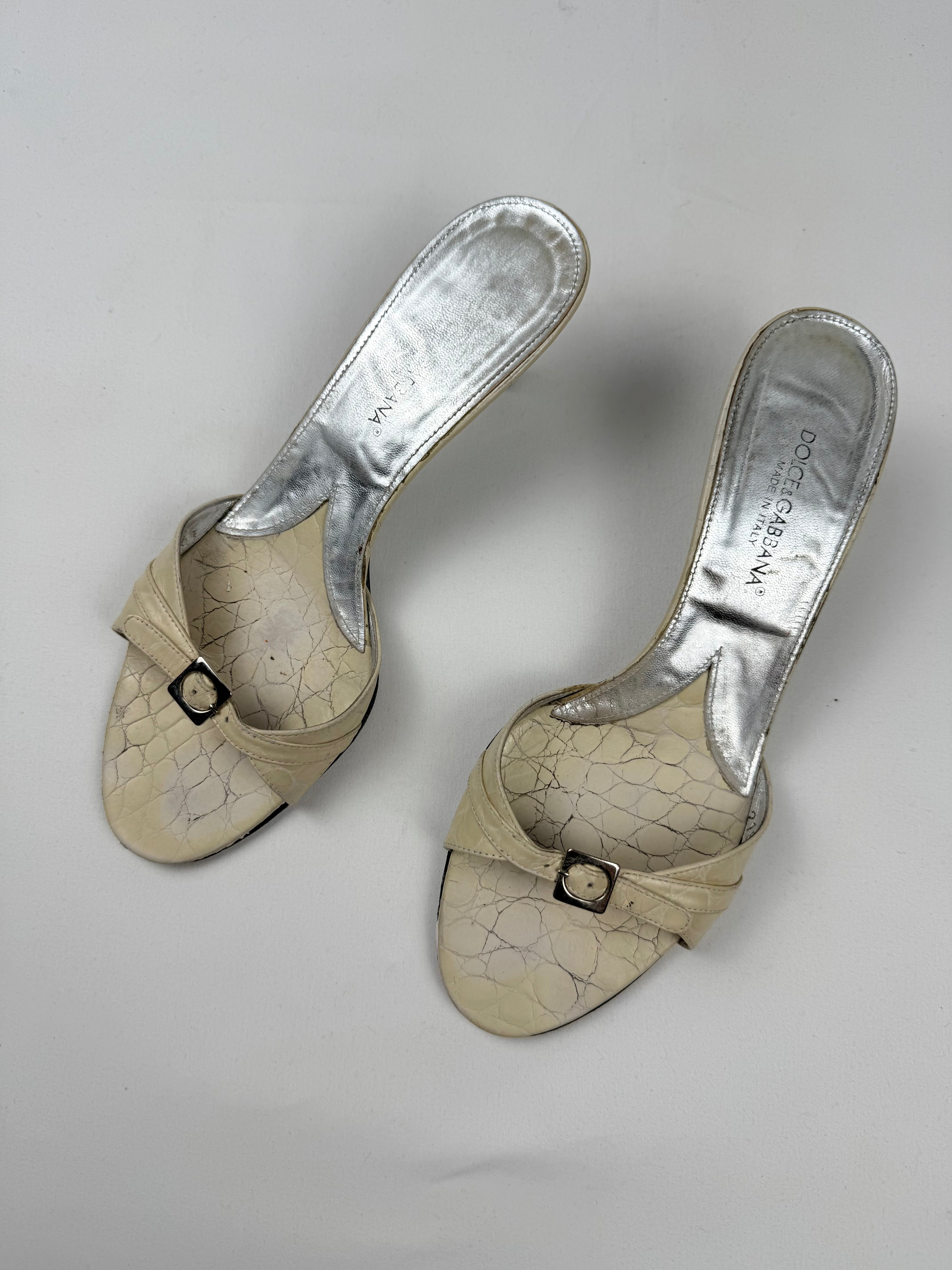Escarpins en cuir véritable beige avec fleurs appliquées (40)