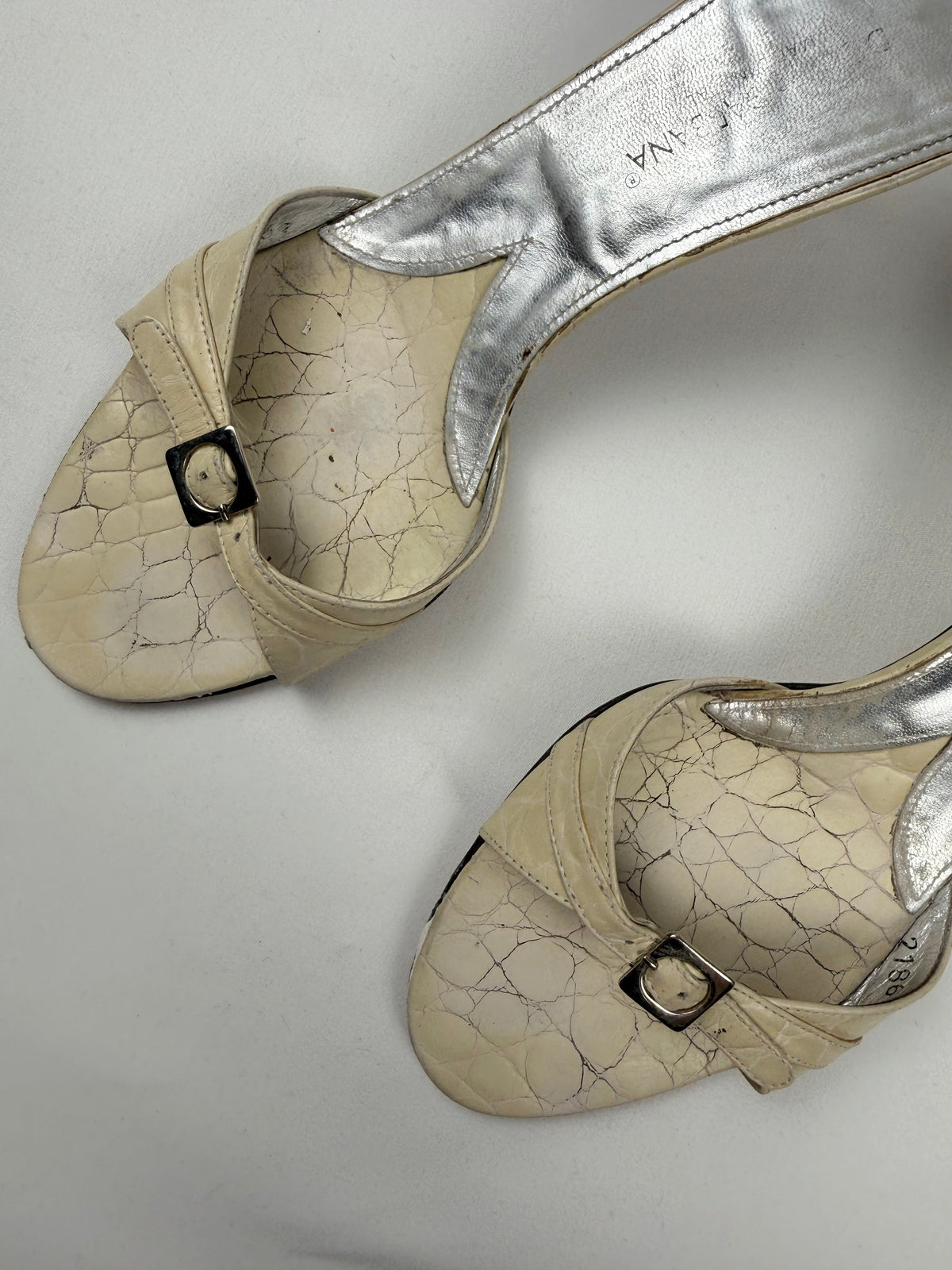 Escarpins en cuir véritable beige avec fleurs appliquées (40)