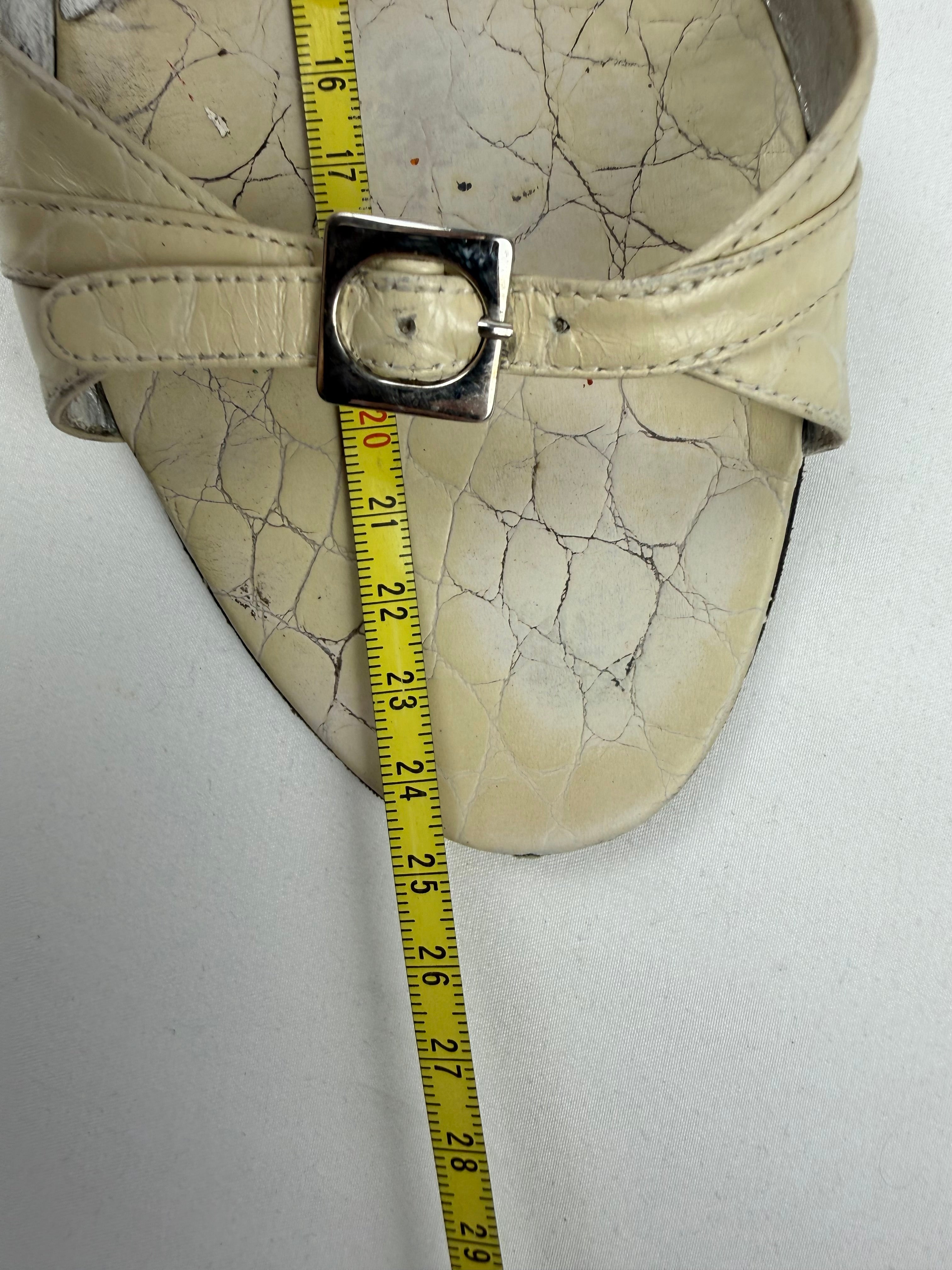 Escarpins en cuir véritable beige avec fleurs appliquées (40)