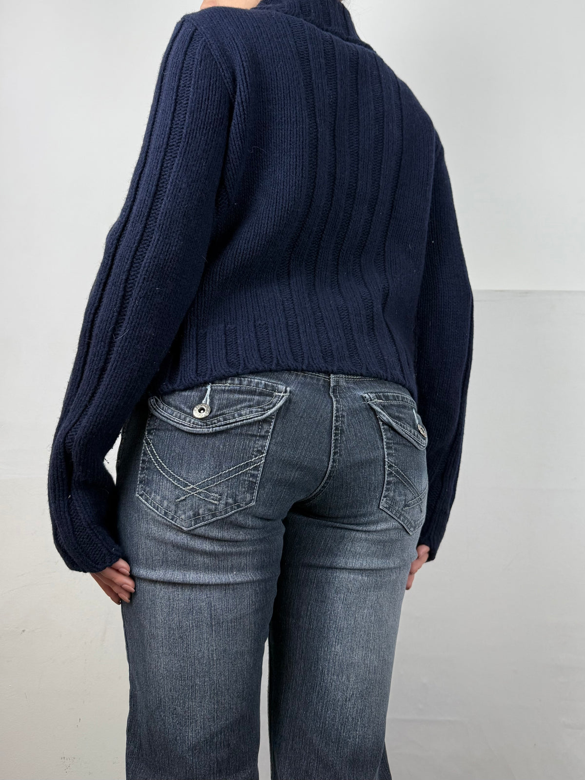 Mini-robe en maille grise à manches courtes avec nouage (S)