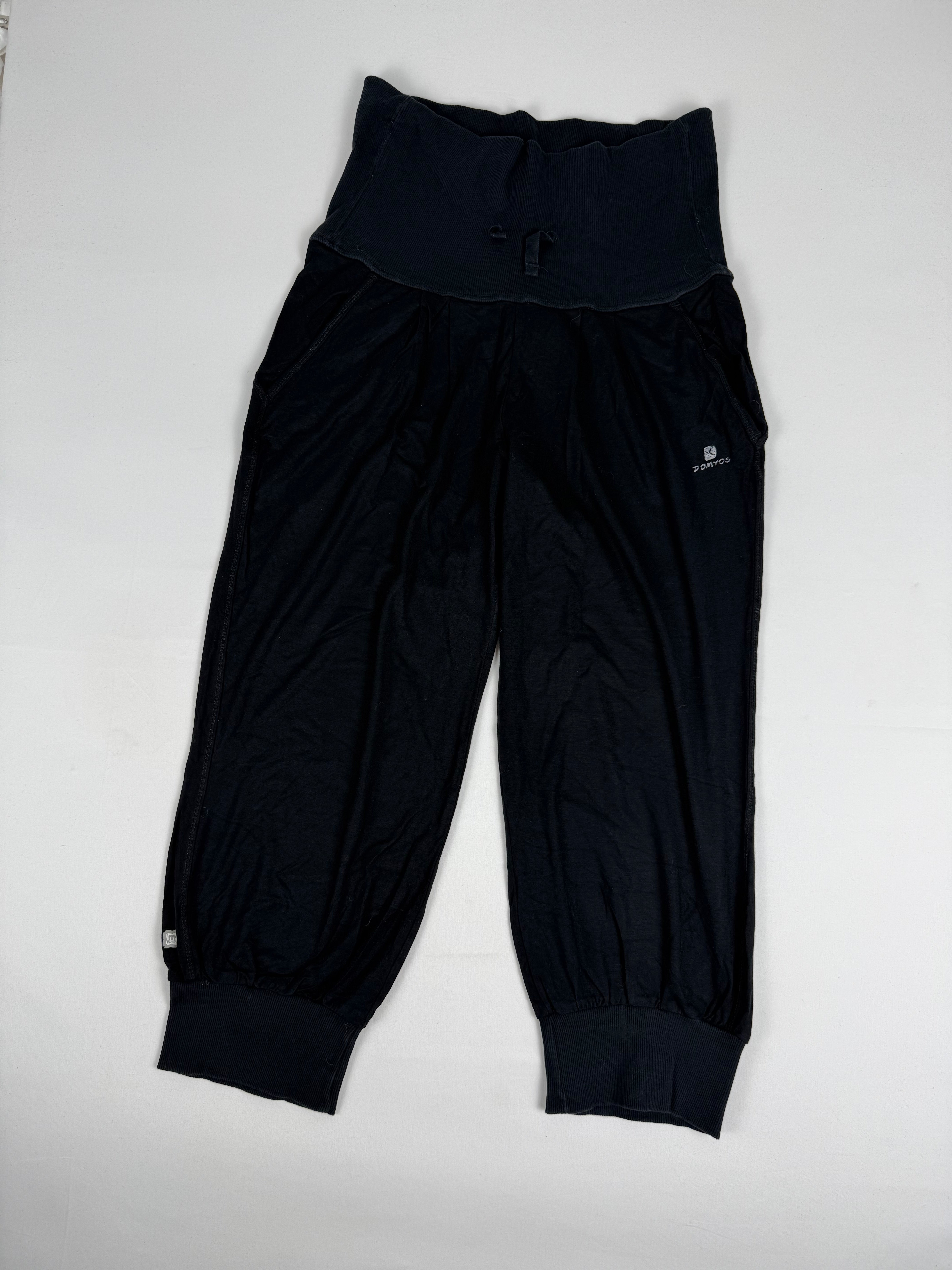 Black stretchy low rise capri pants (M)