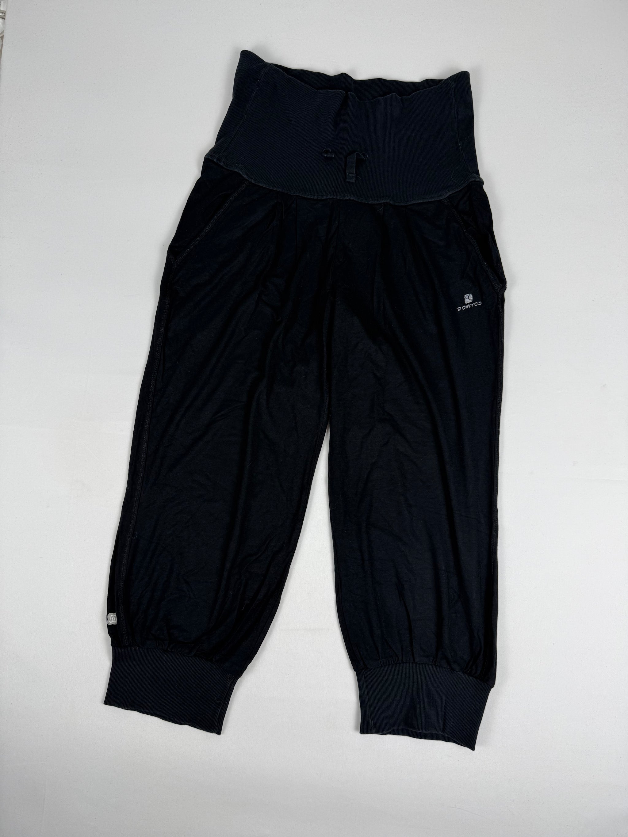 Black stretchy low rise capri pants (M)