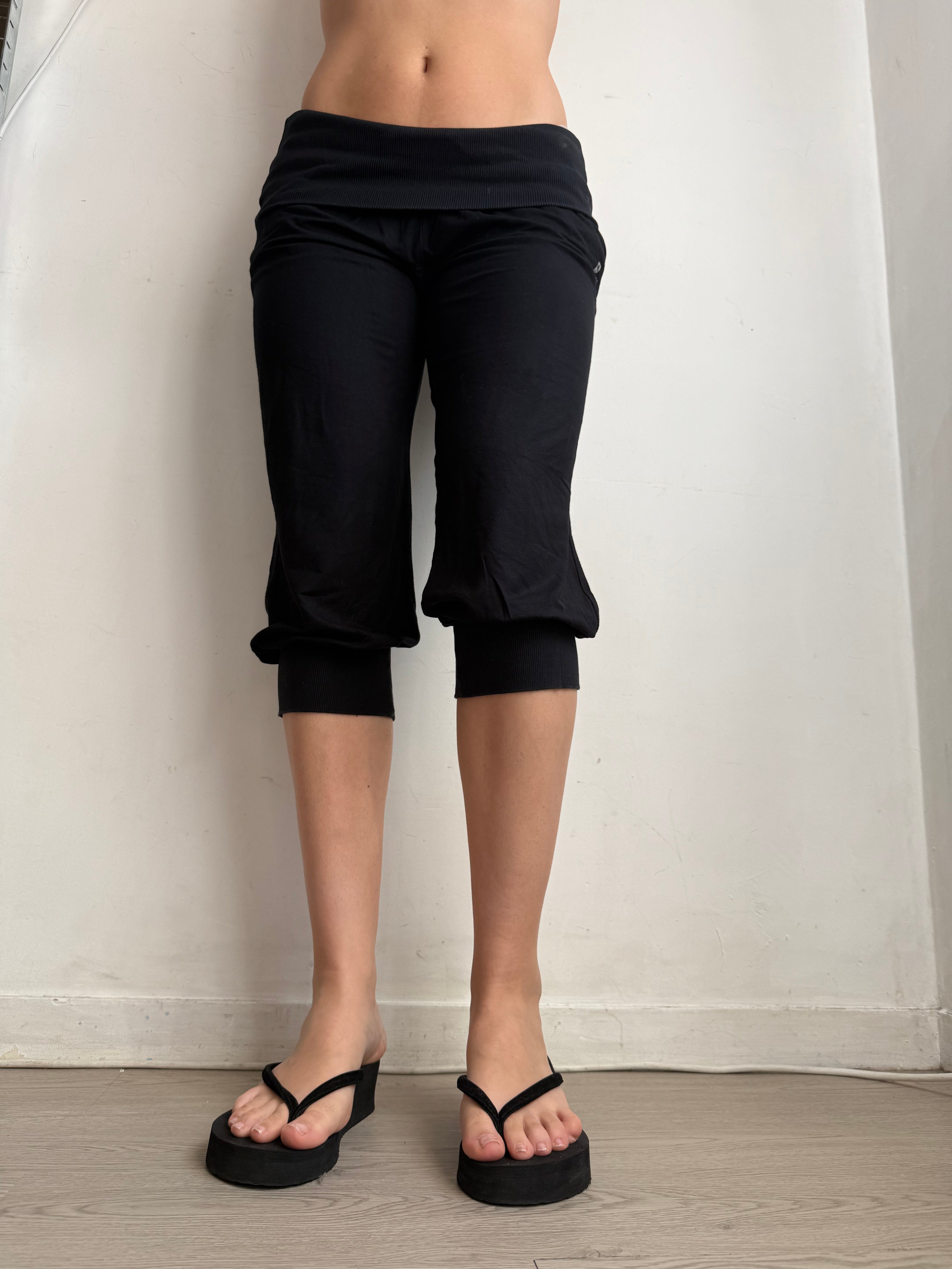 Black stretchy low rise capri pants (M)