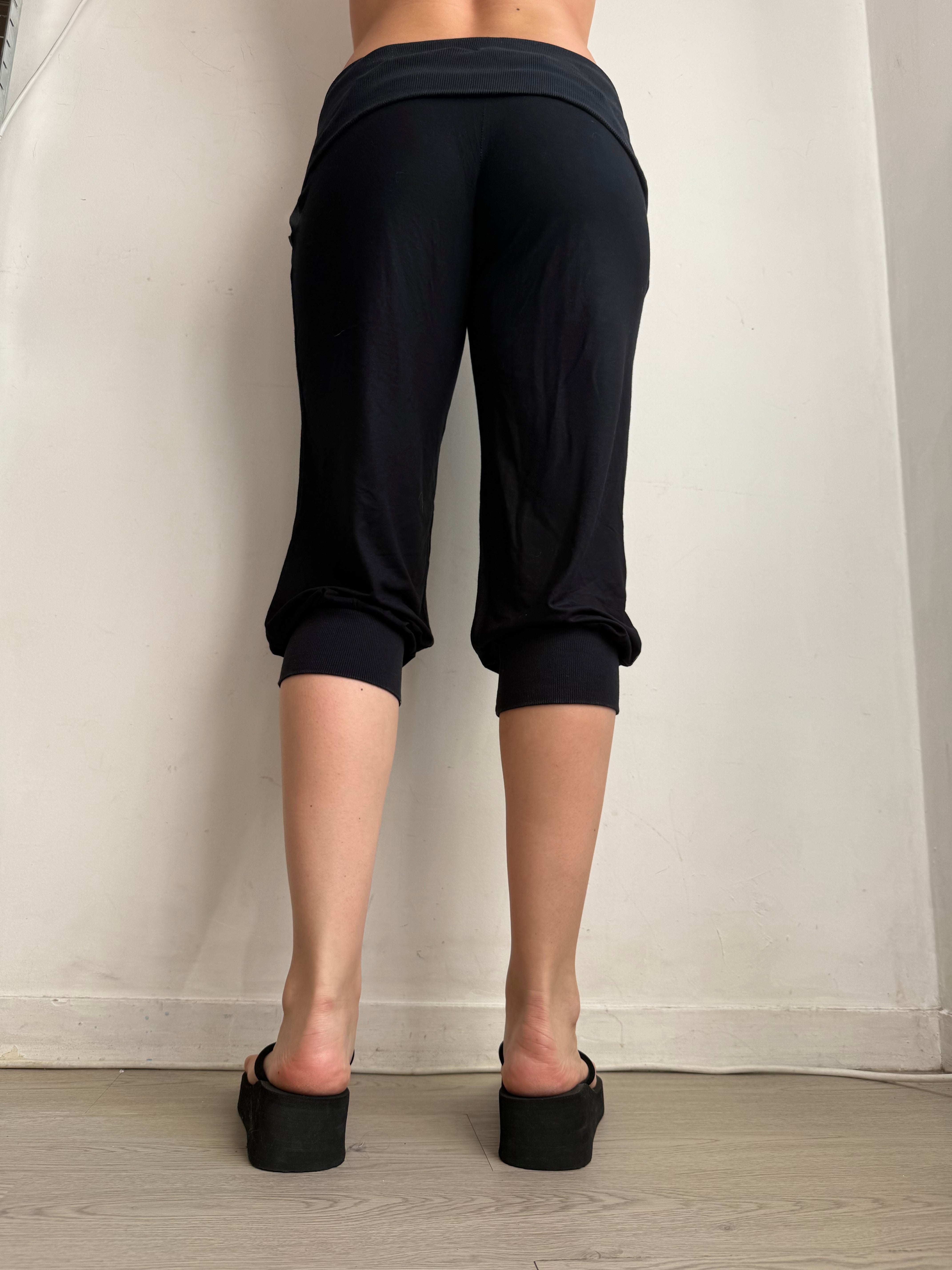 Black stretchy low rise capri pants (M)