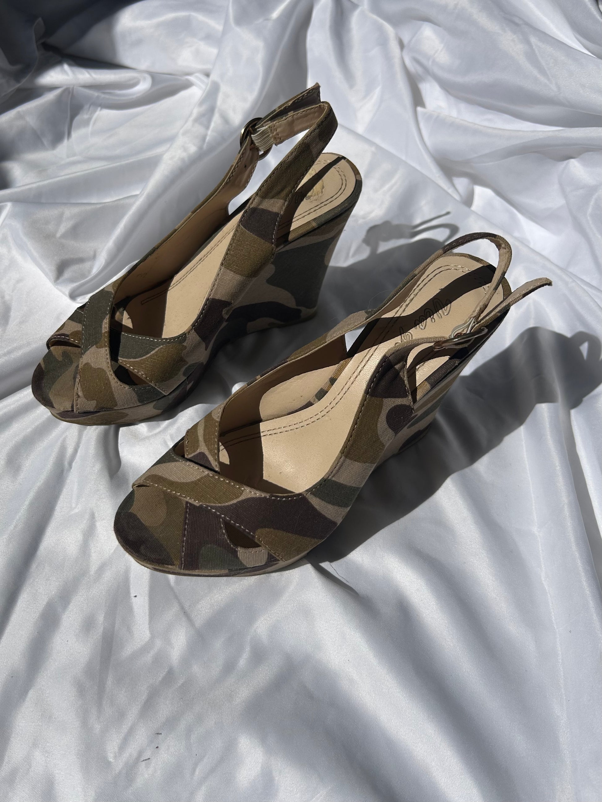 Khaki camo wedge heels (37)
