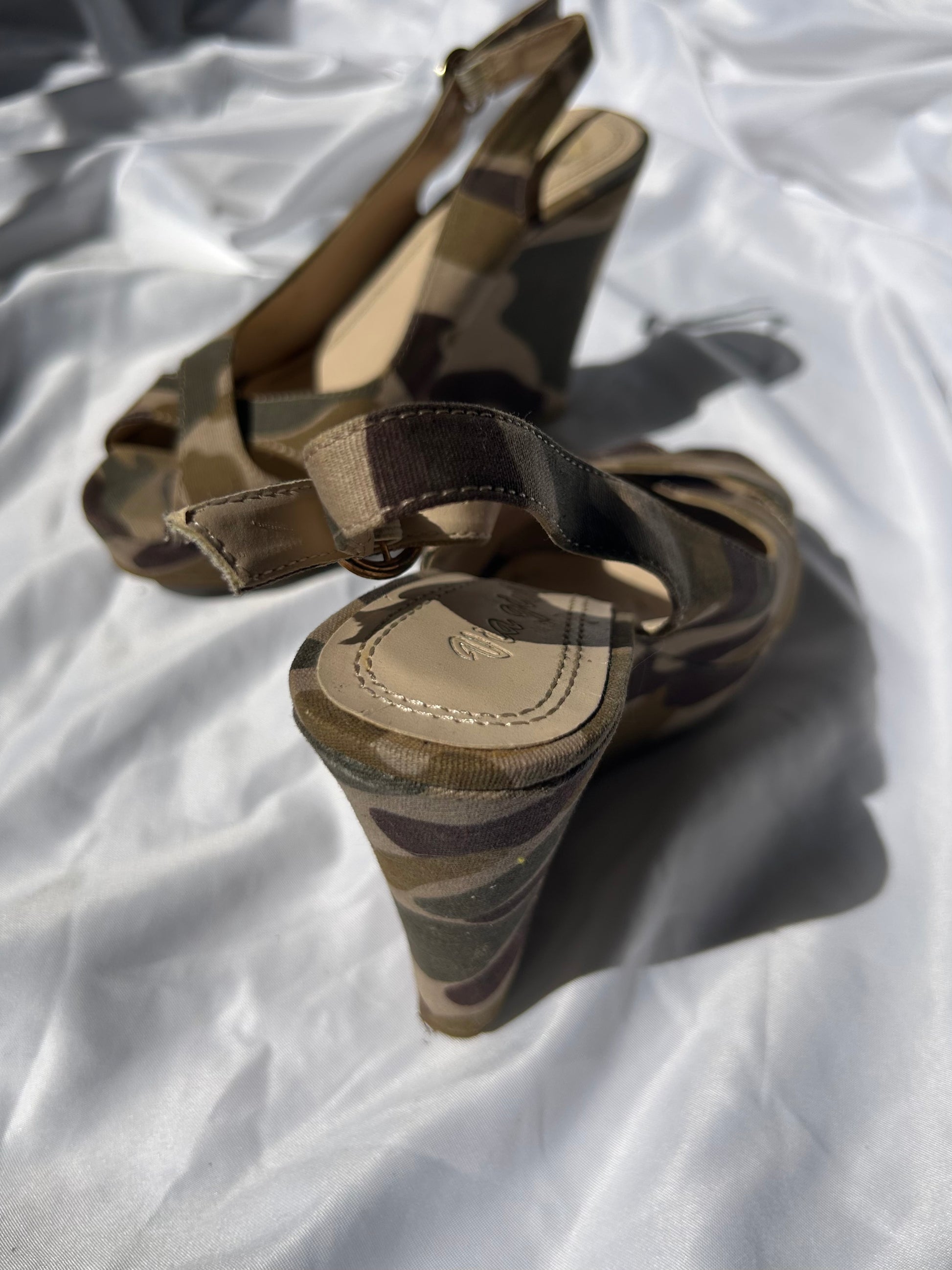 Khaki camo wedge heels (37)