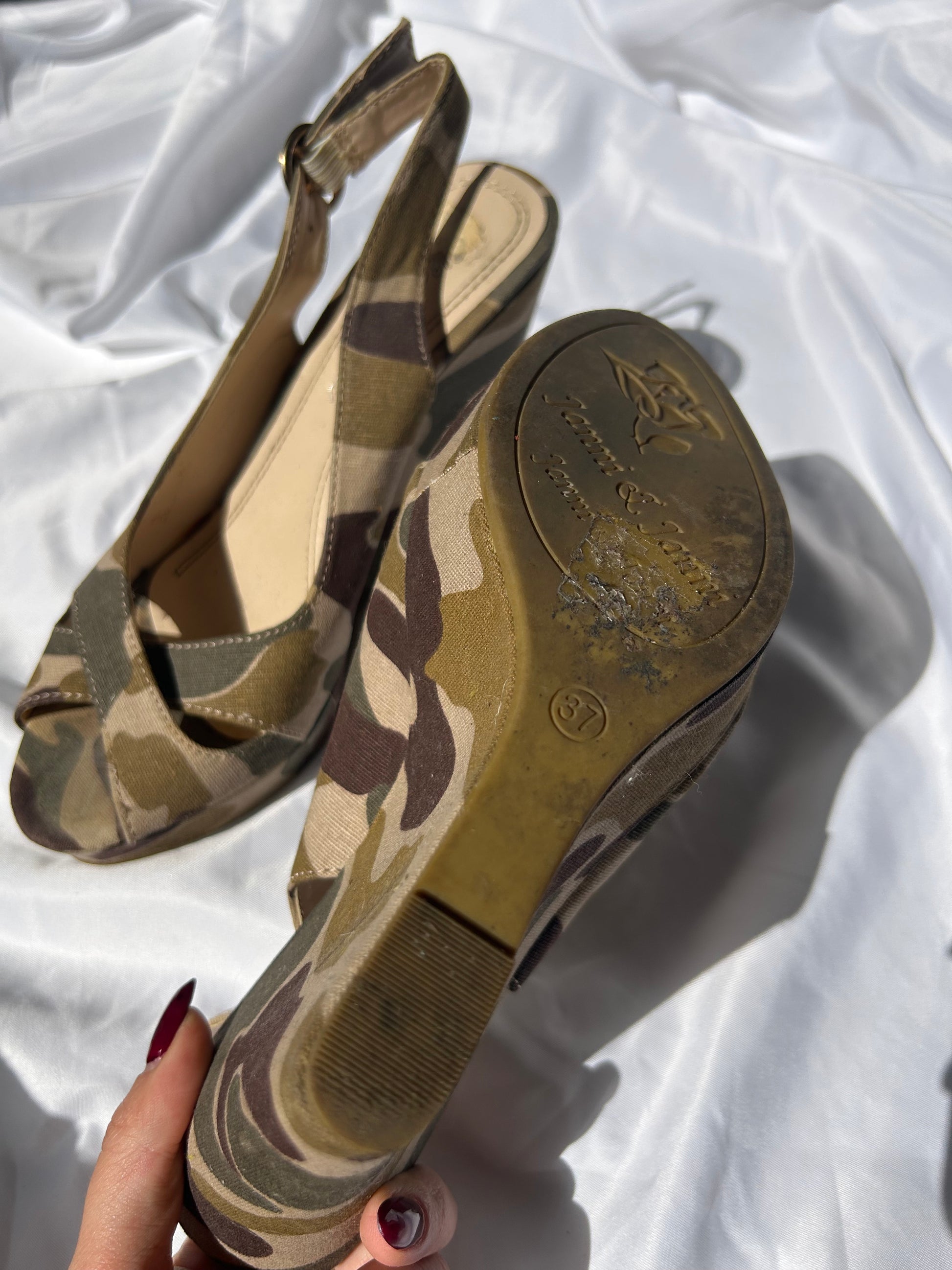 Khaki camo wedge heels (37)