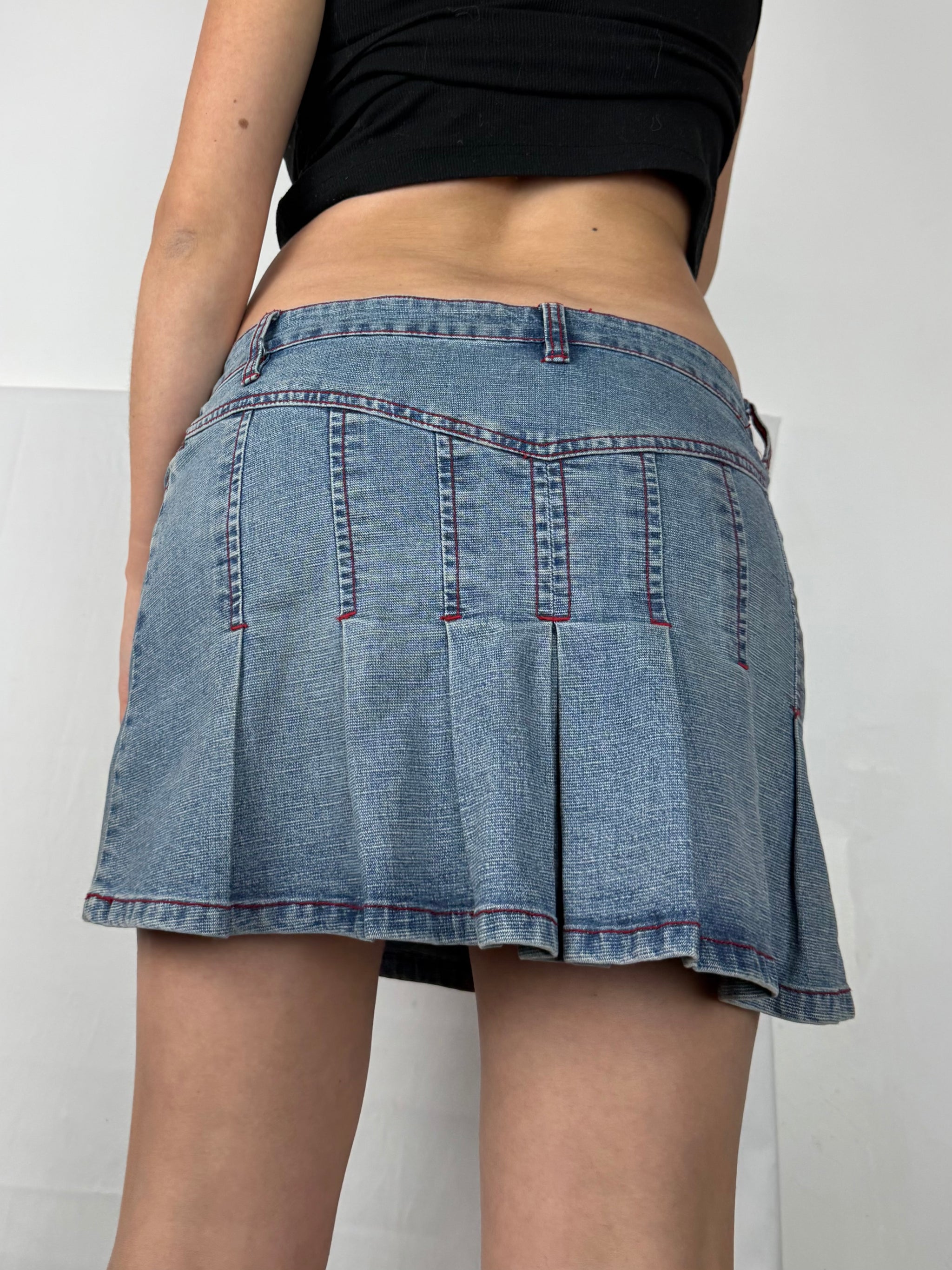 Blue denim low rise pleated mini skirt (L)