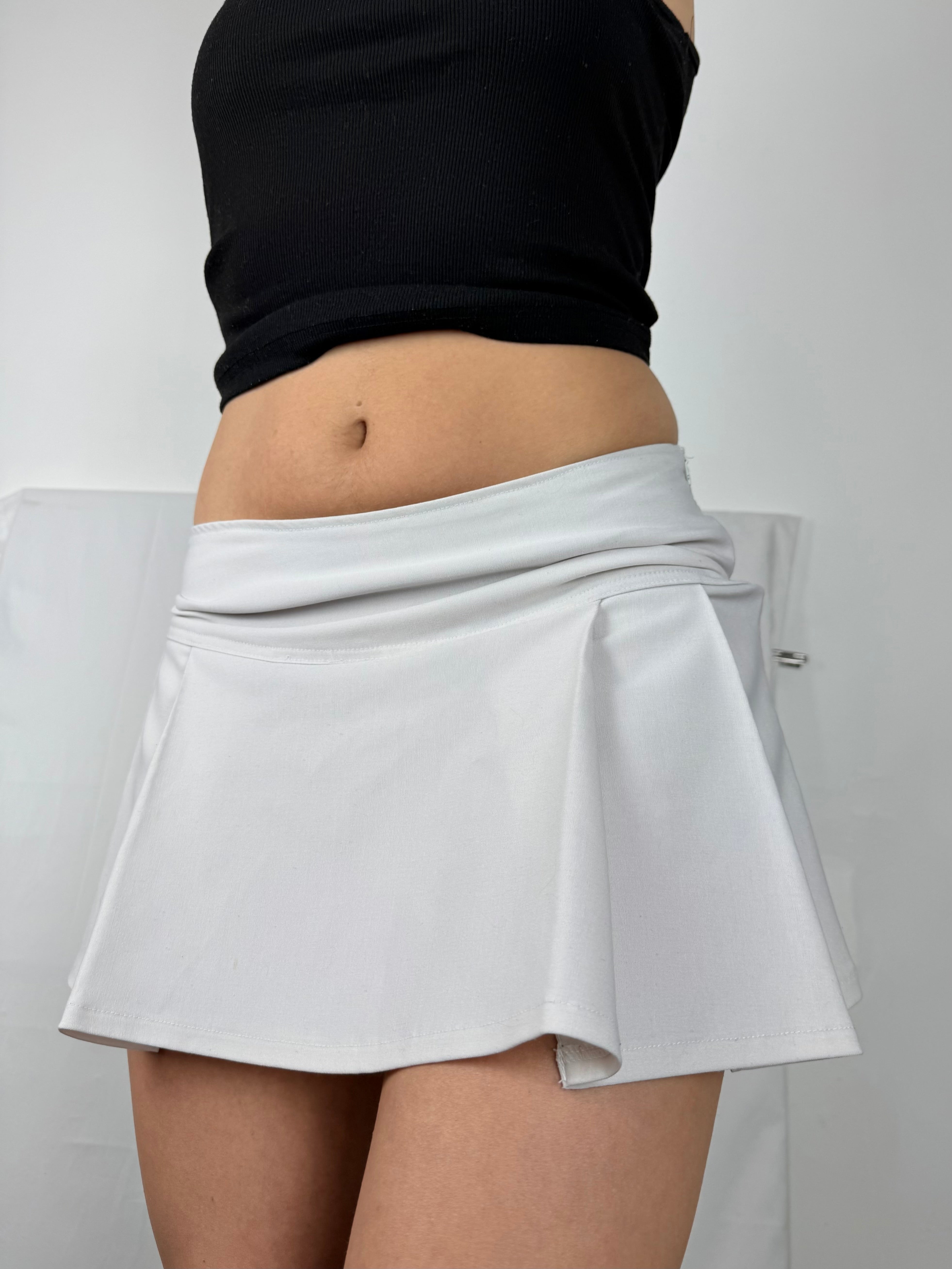 White pleated mini skirt (S/M)