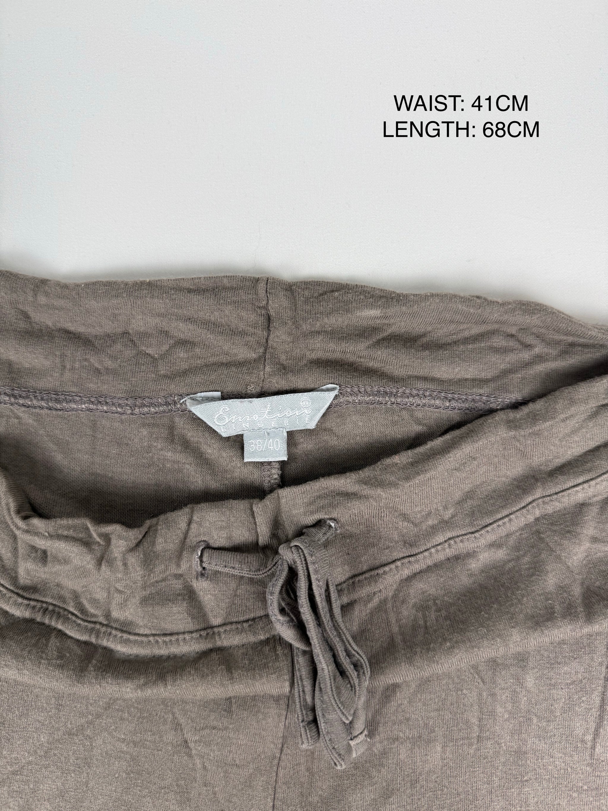 Khaki stretchy low rise capri pants (M)