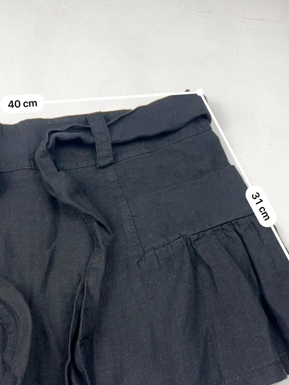 Black 100% linen low rise pleated mini skirt (M)