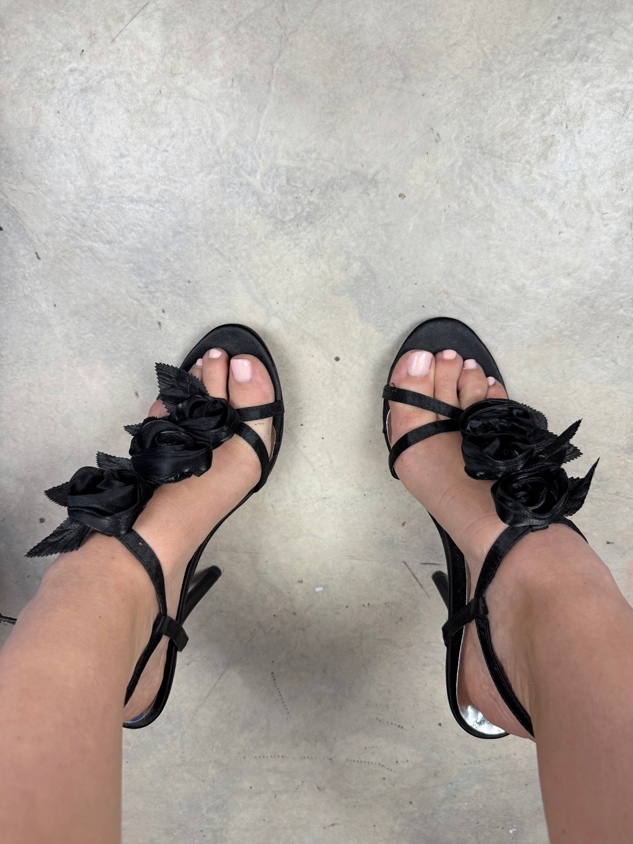 Black flower appliquée heels (39)