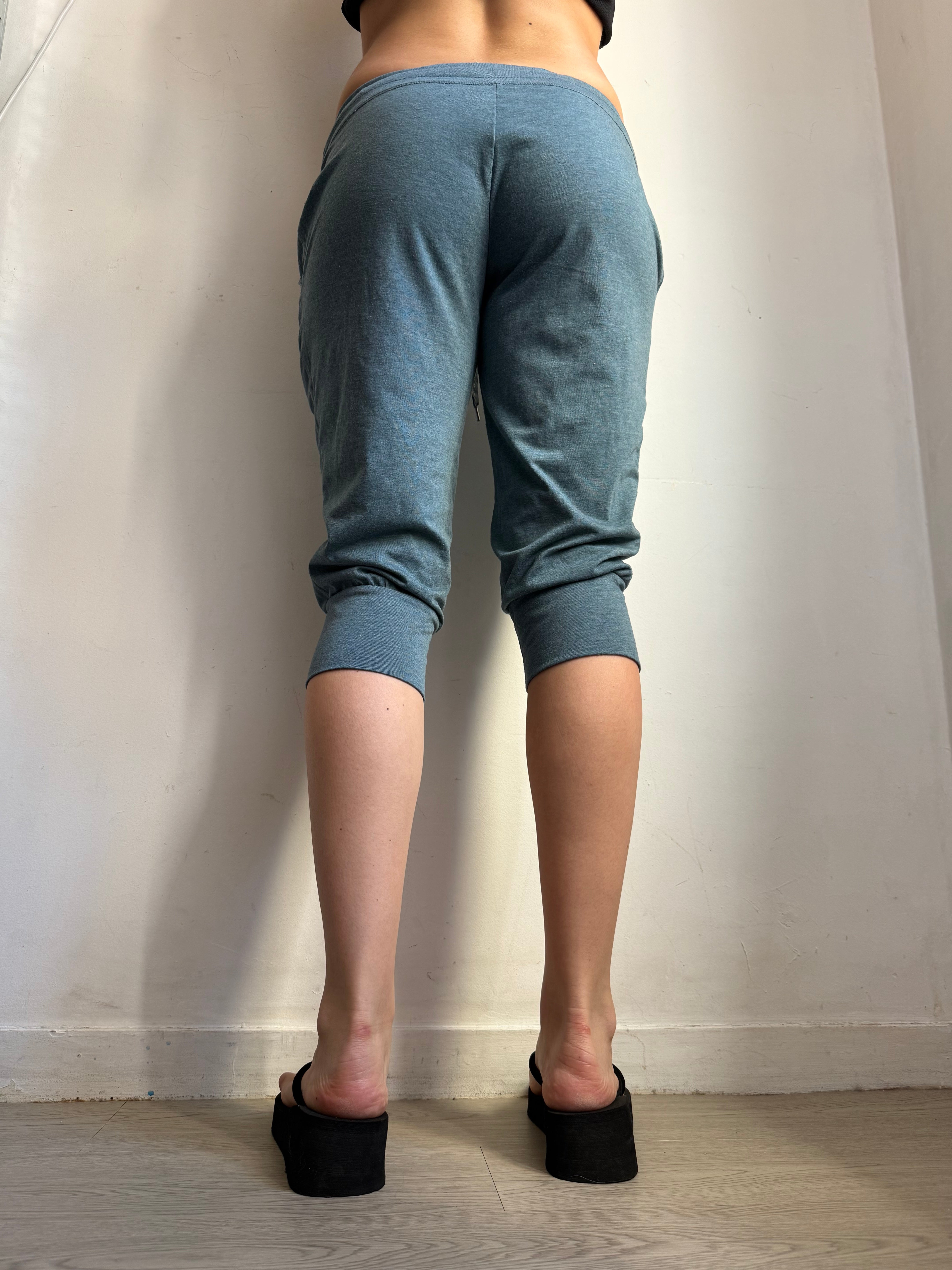 Blue activewear capri pants (L)
