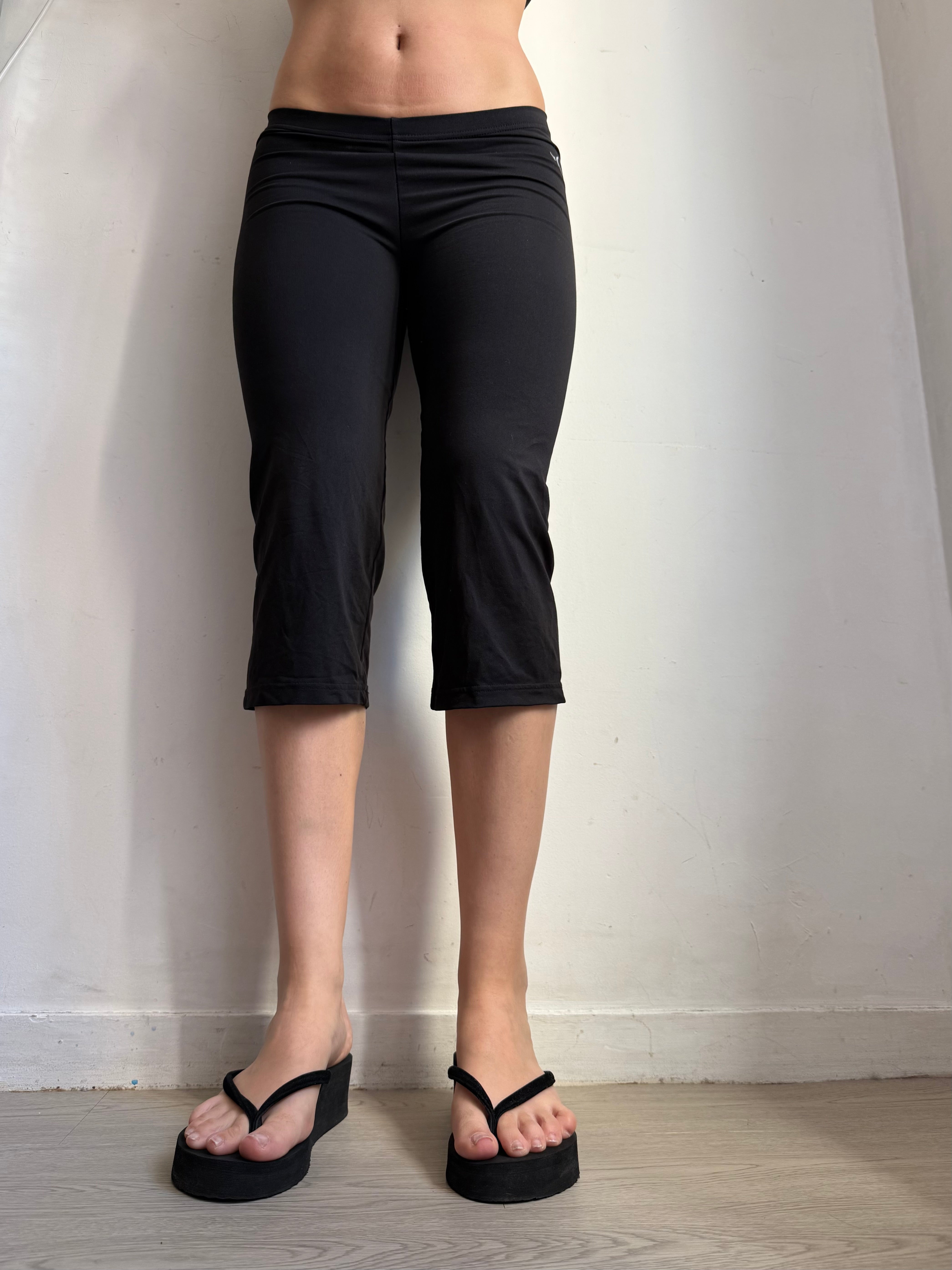Black cotton activewear capri pants (XS)
