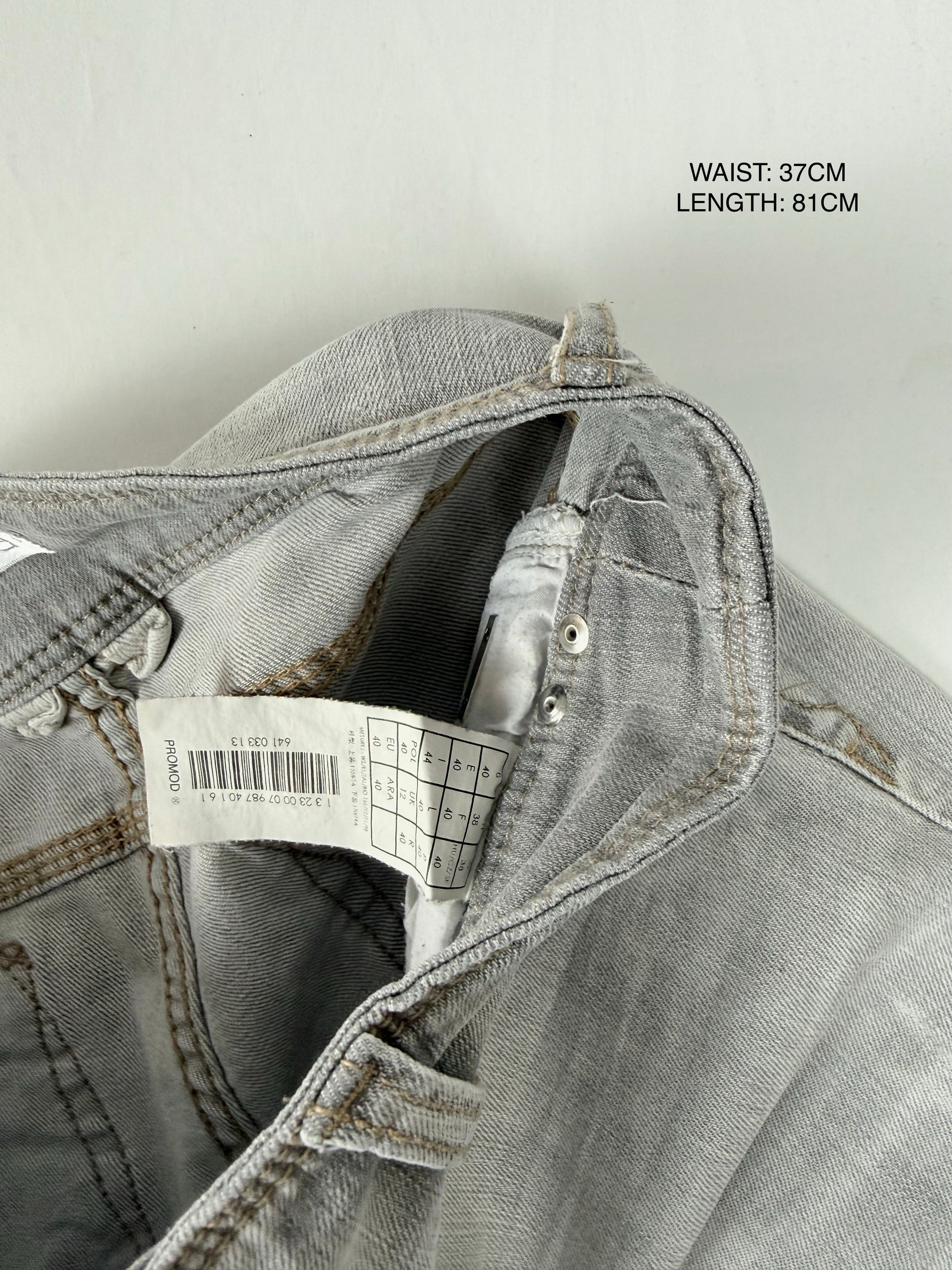 Grey low rise denim capri pants (S/M)