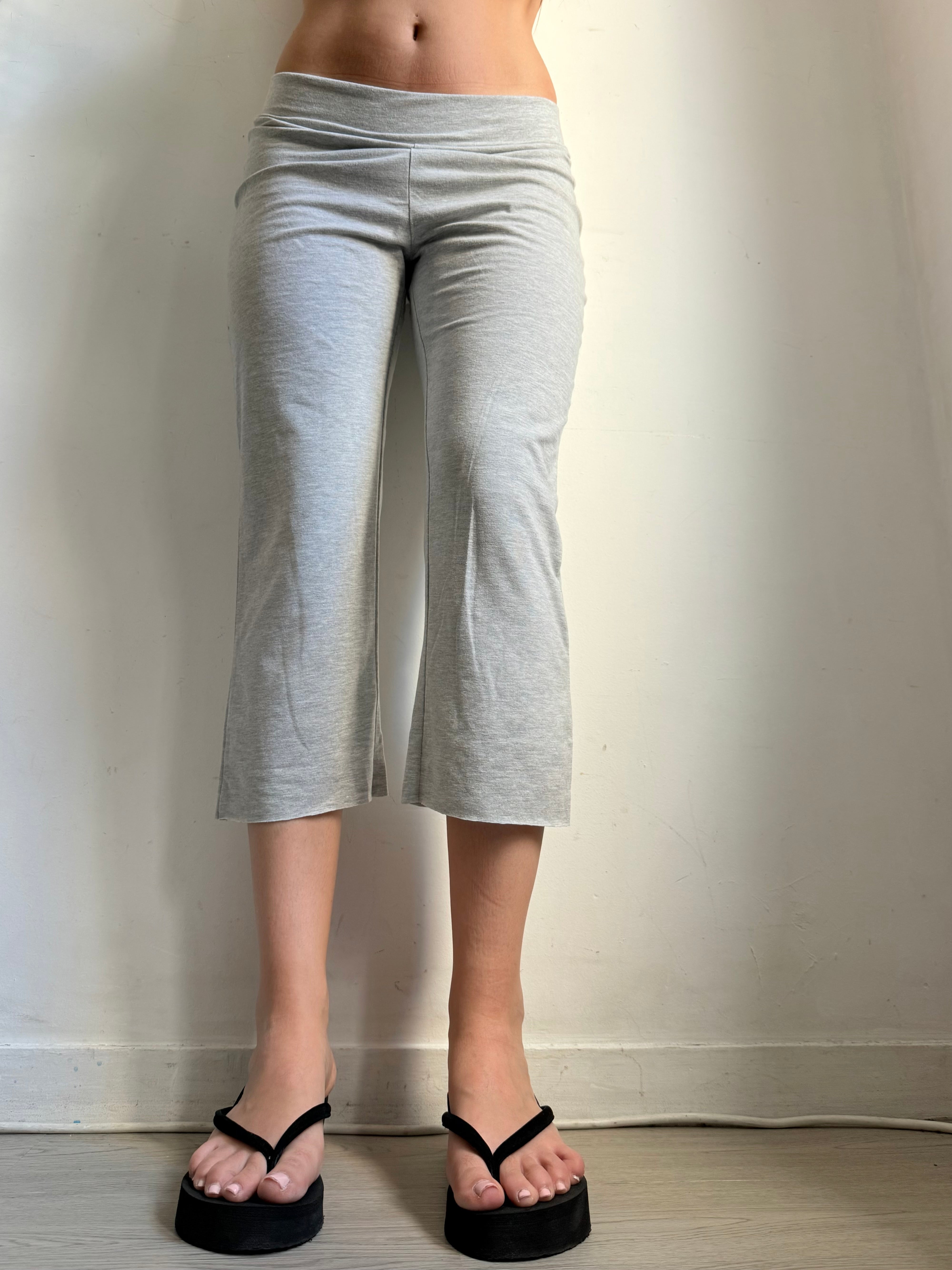 Grey low rise activewear capri pants (M)