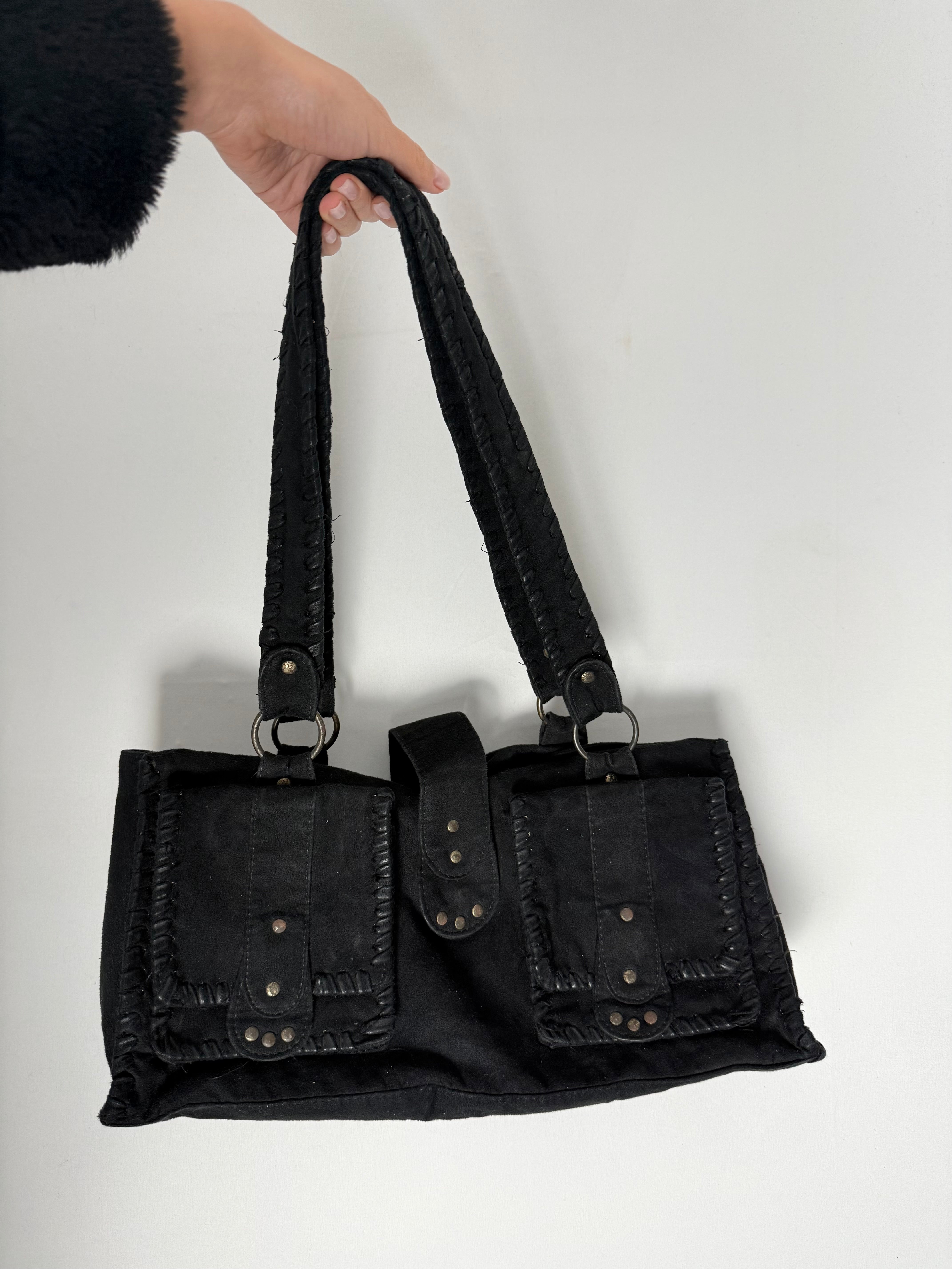 Sac à bandoulière gris avec breloques (20x38 cm)