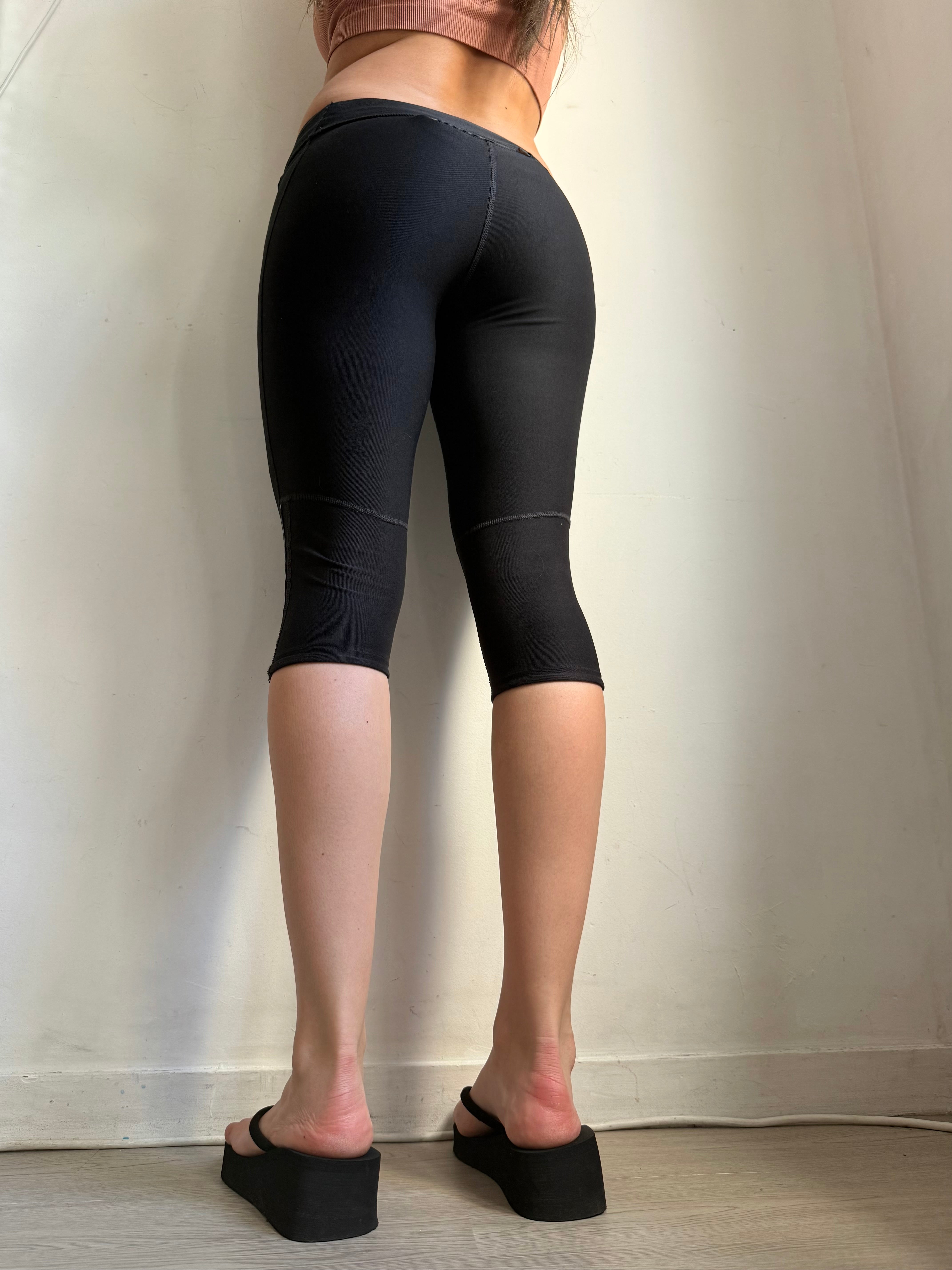 Black low waist activewear capri pants (XS/S)