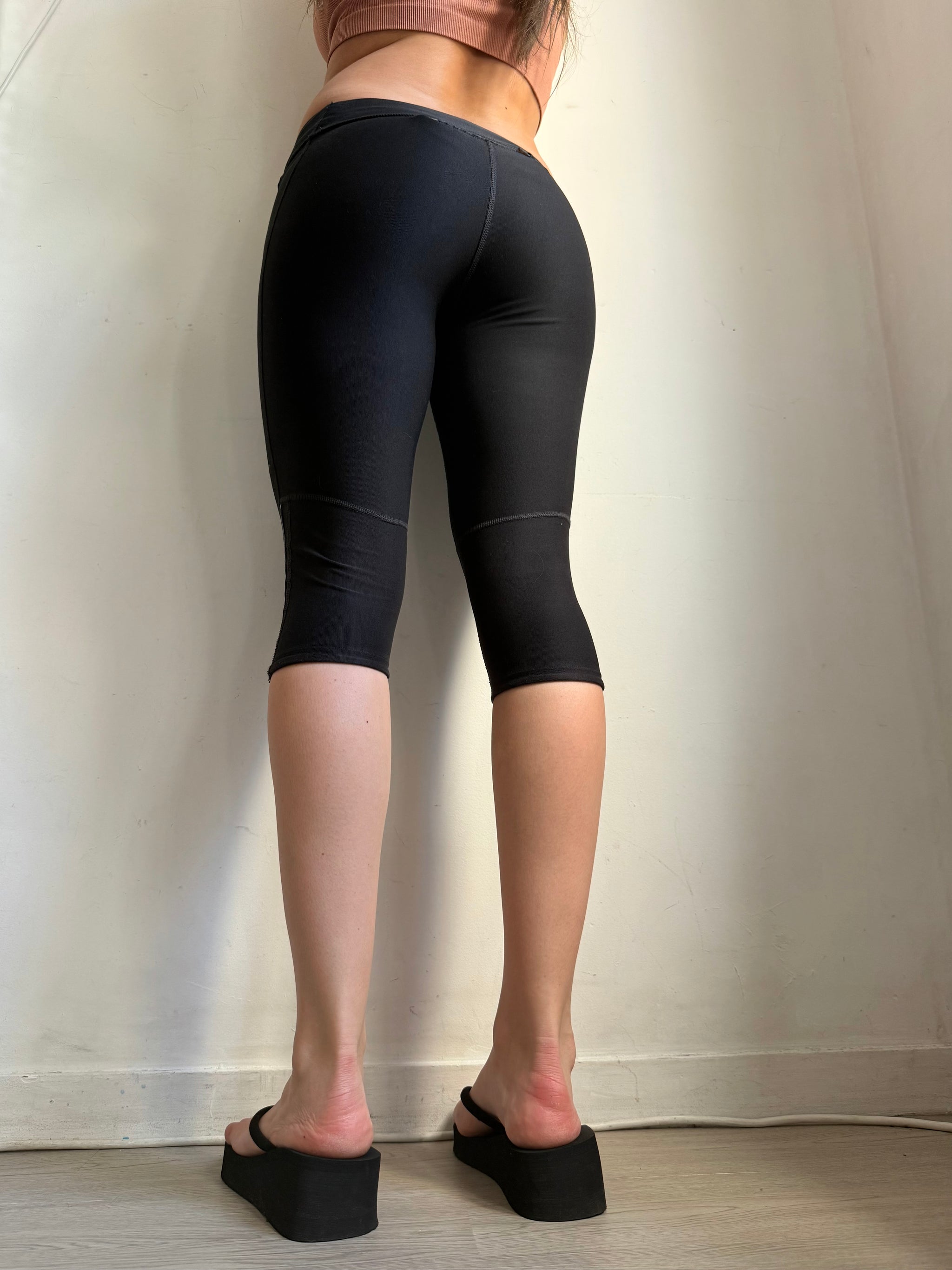 Black low waist activewear capri pants (XS/S)