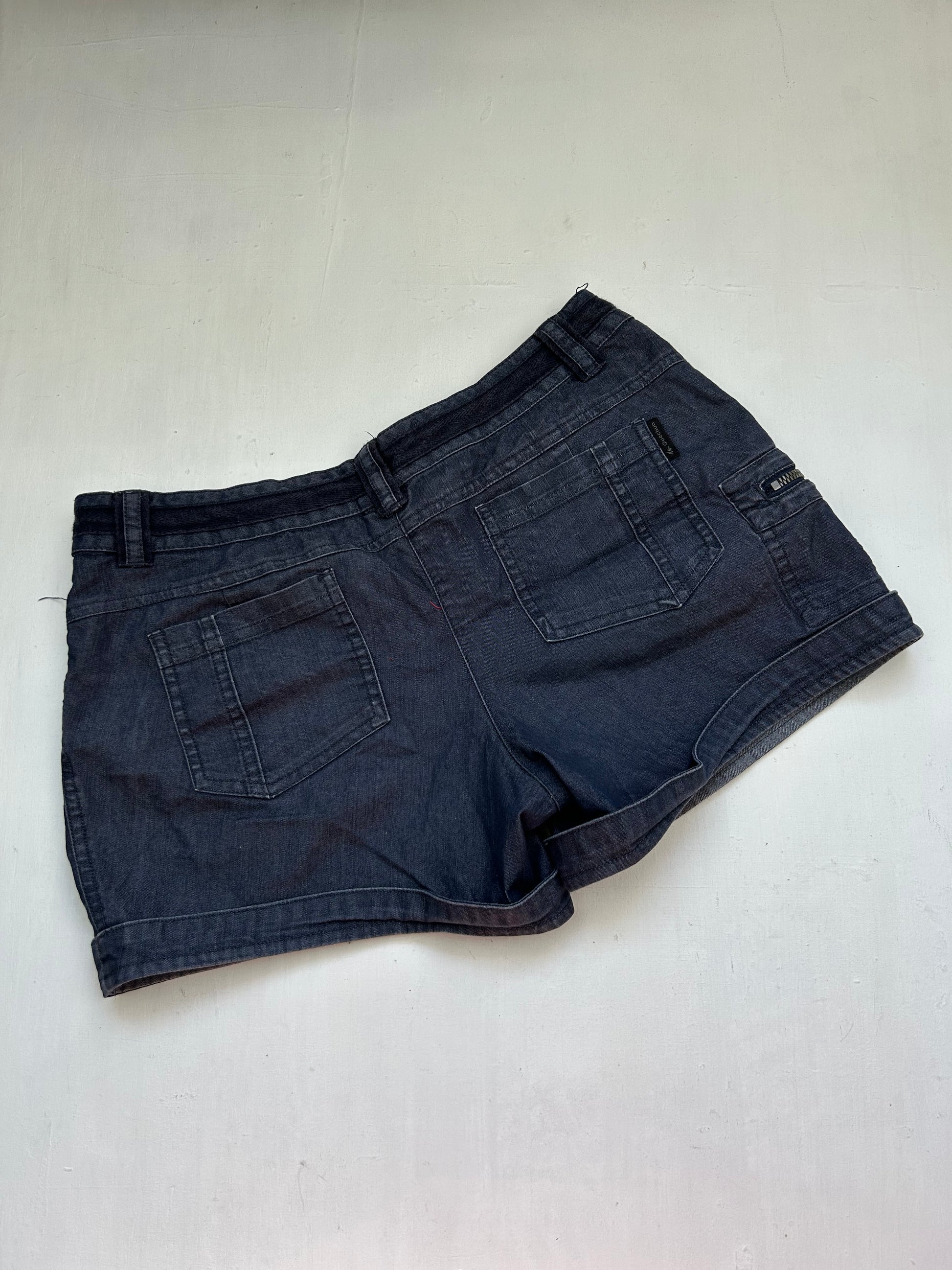 Navy blue denim low rise cargo mini short (M)