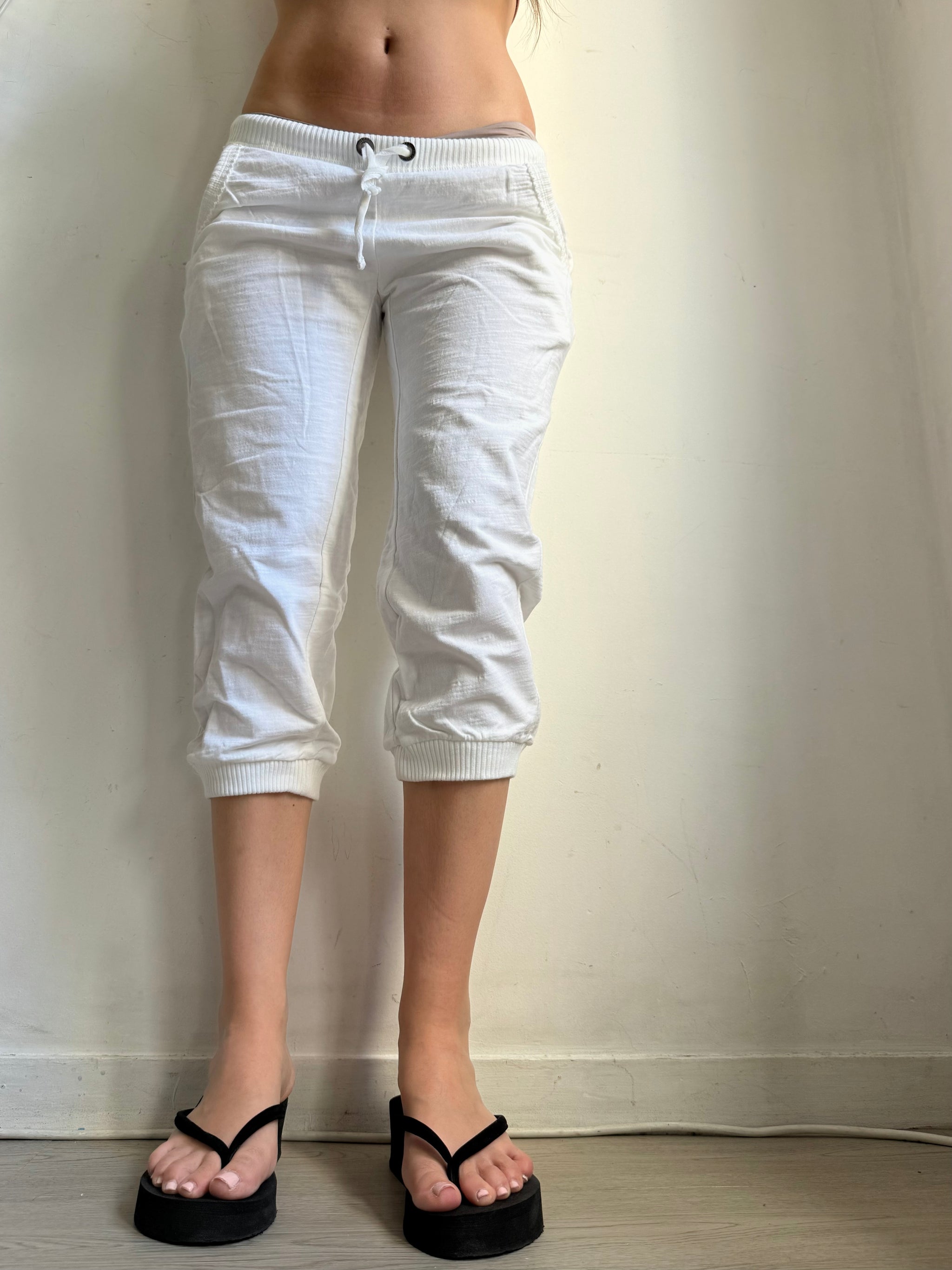 White low rise activewear capri pants (S/M)