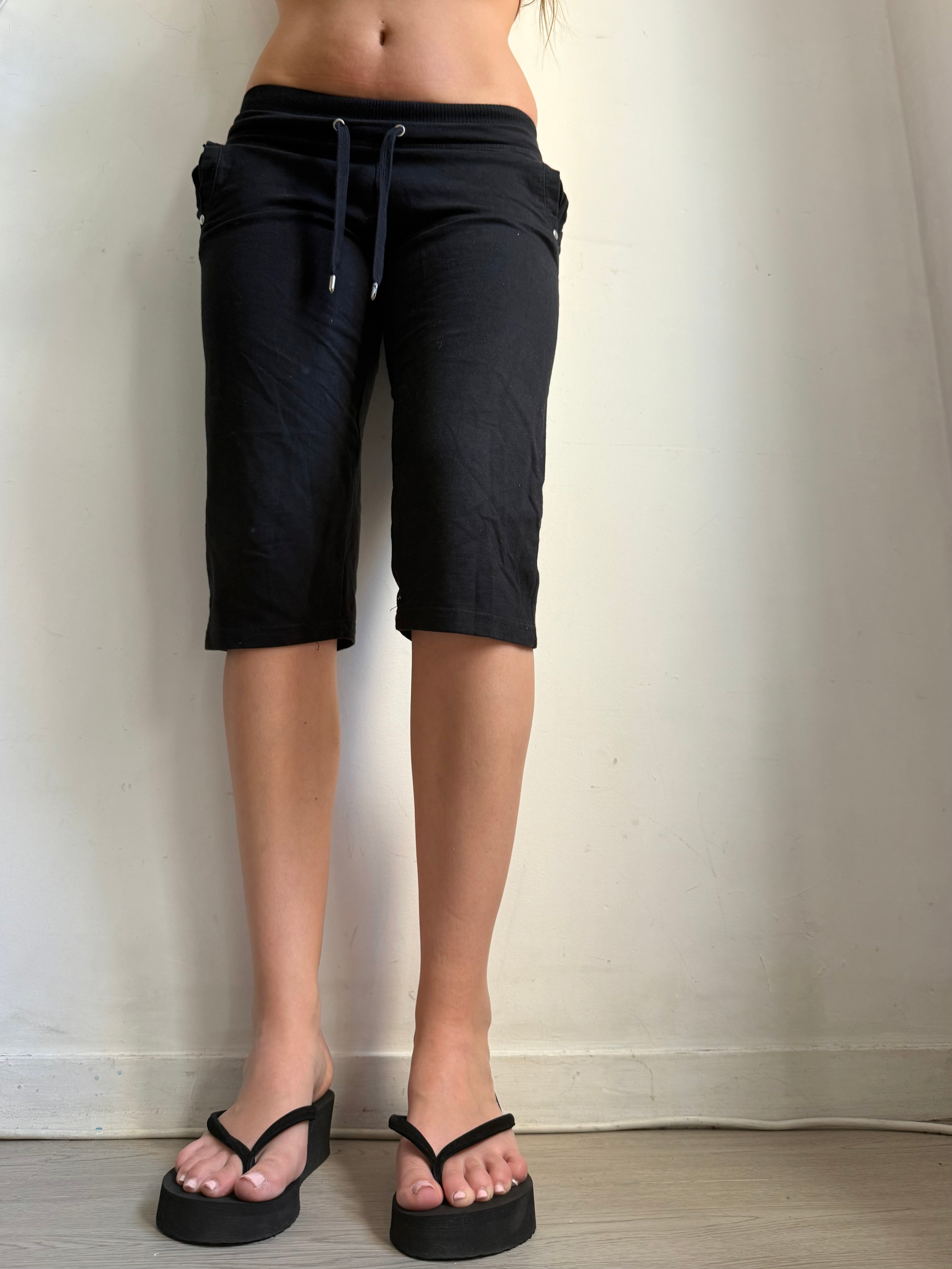 Black low rise activewear capri pants (XS/S)
