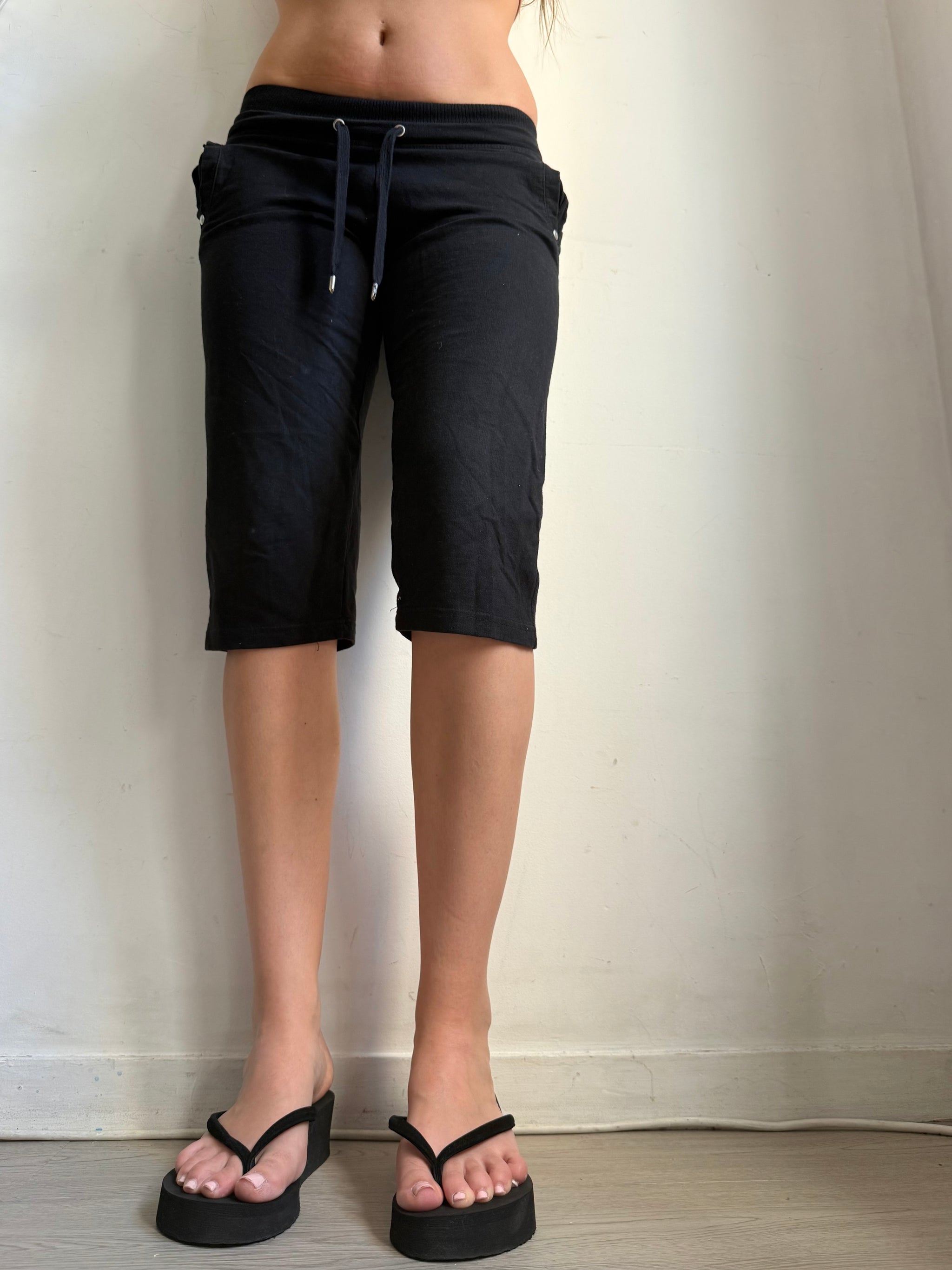 Black low rise activewear capri pants (XS/S)