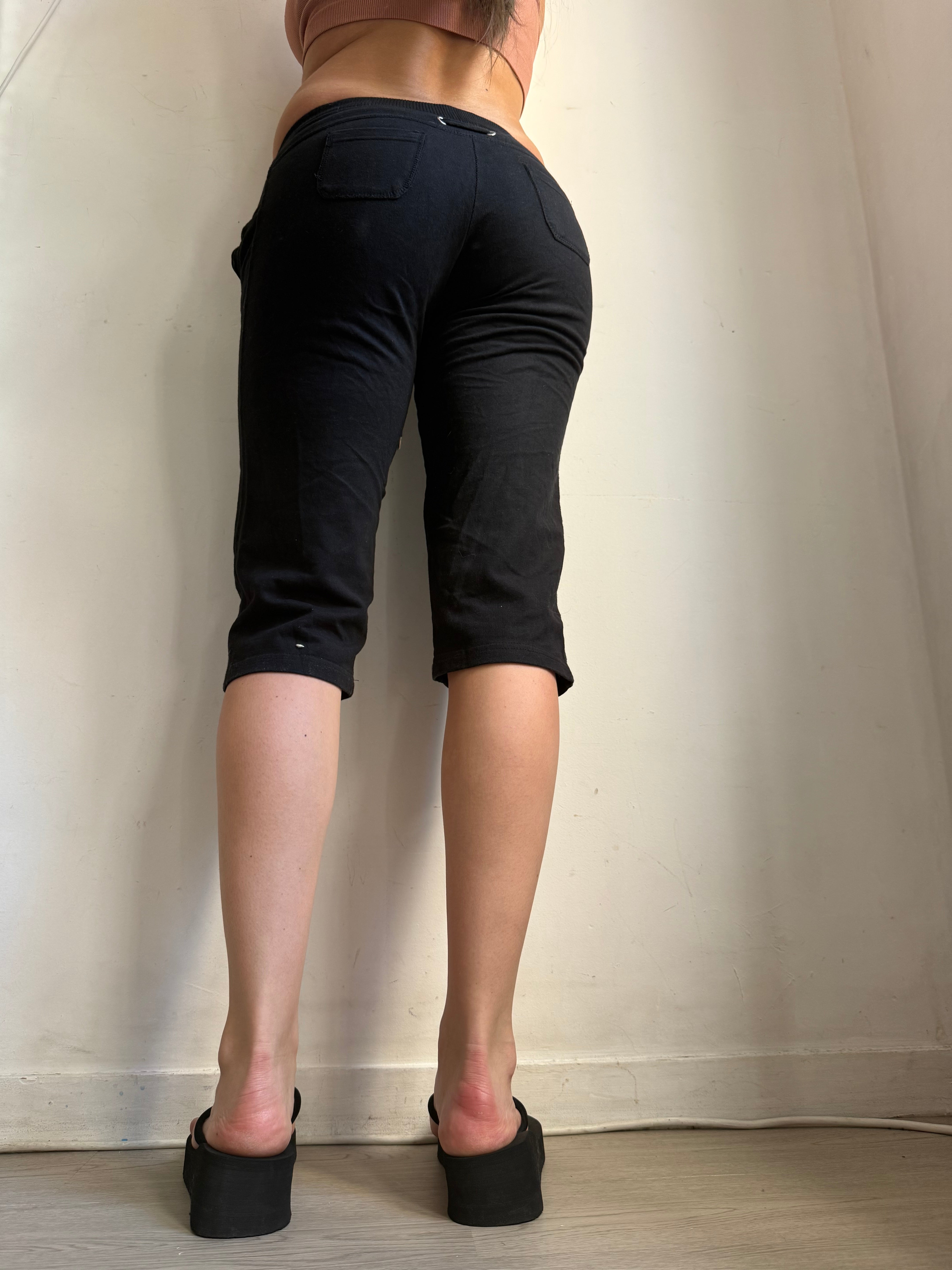 Black low rise activewear capri pants (XS/S)