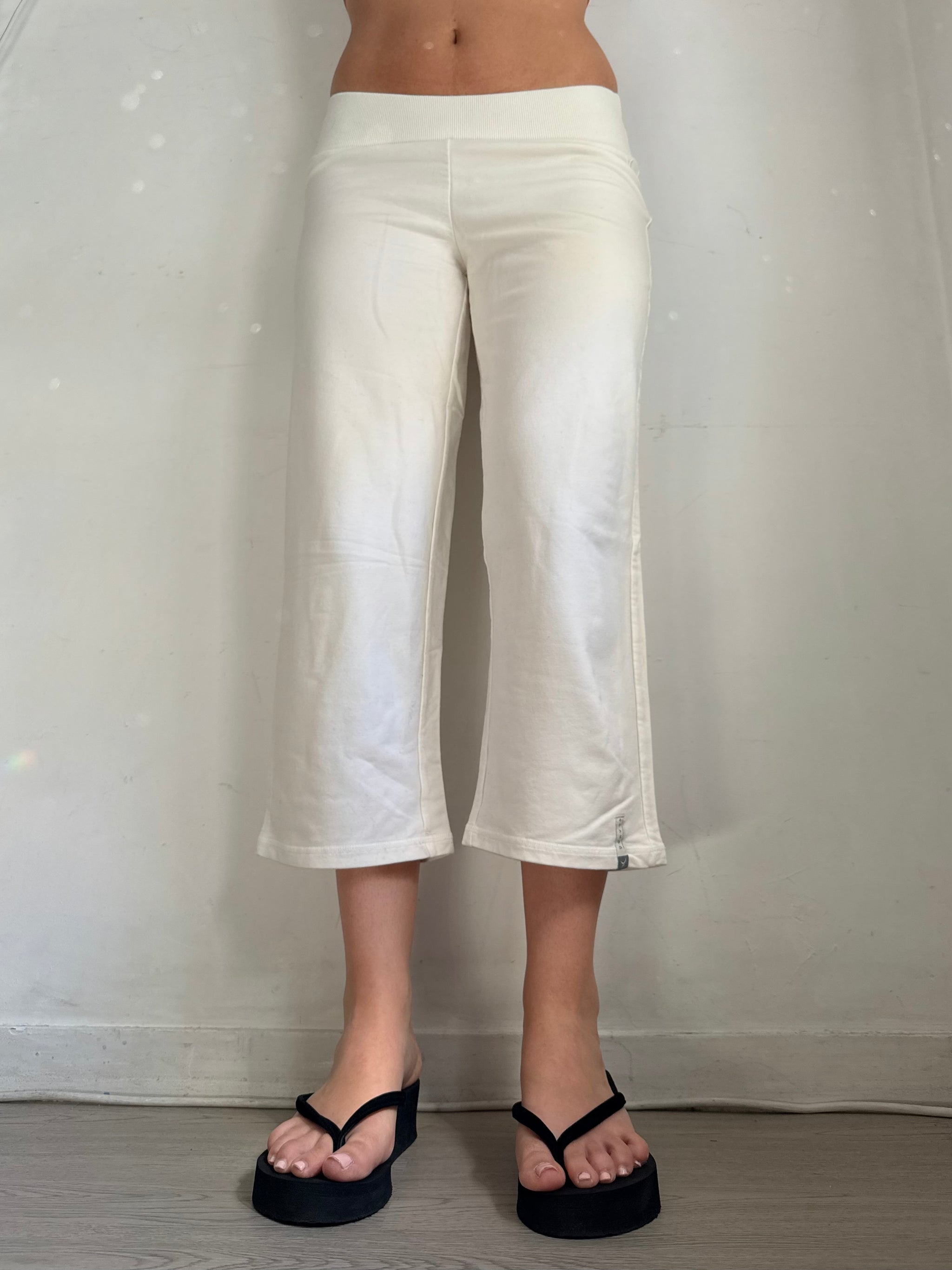 White activewear low waist capri pants (S/M)