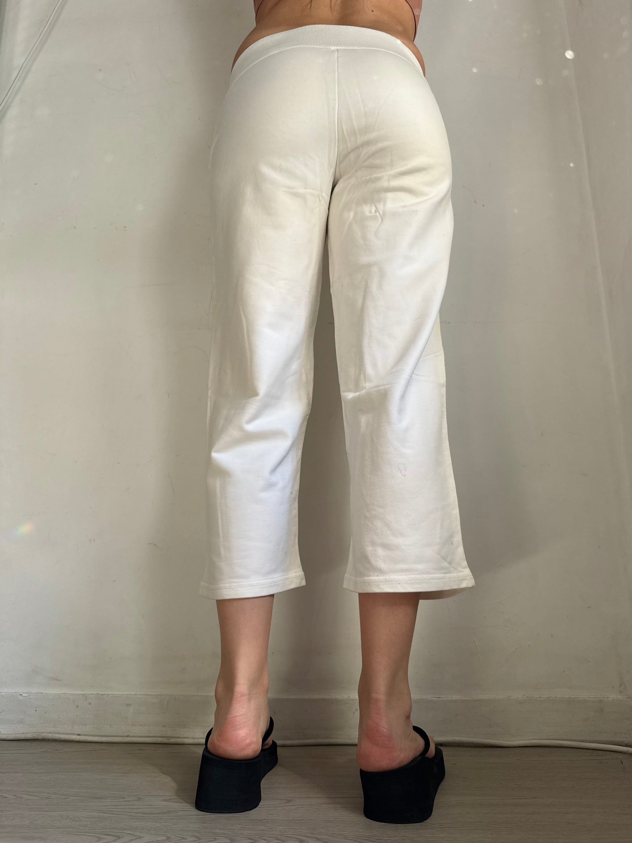 White activewear low waist capri pants (S/M)